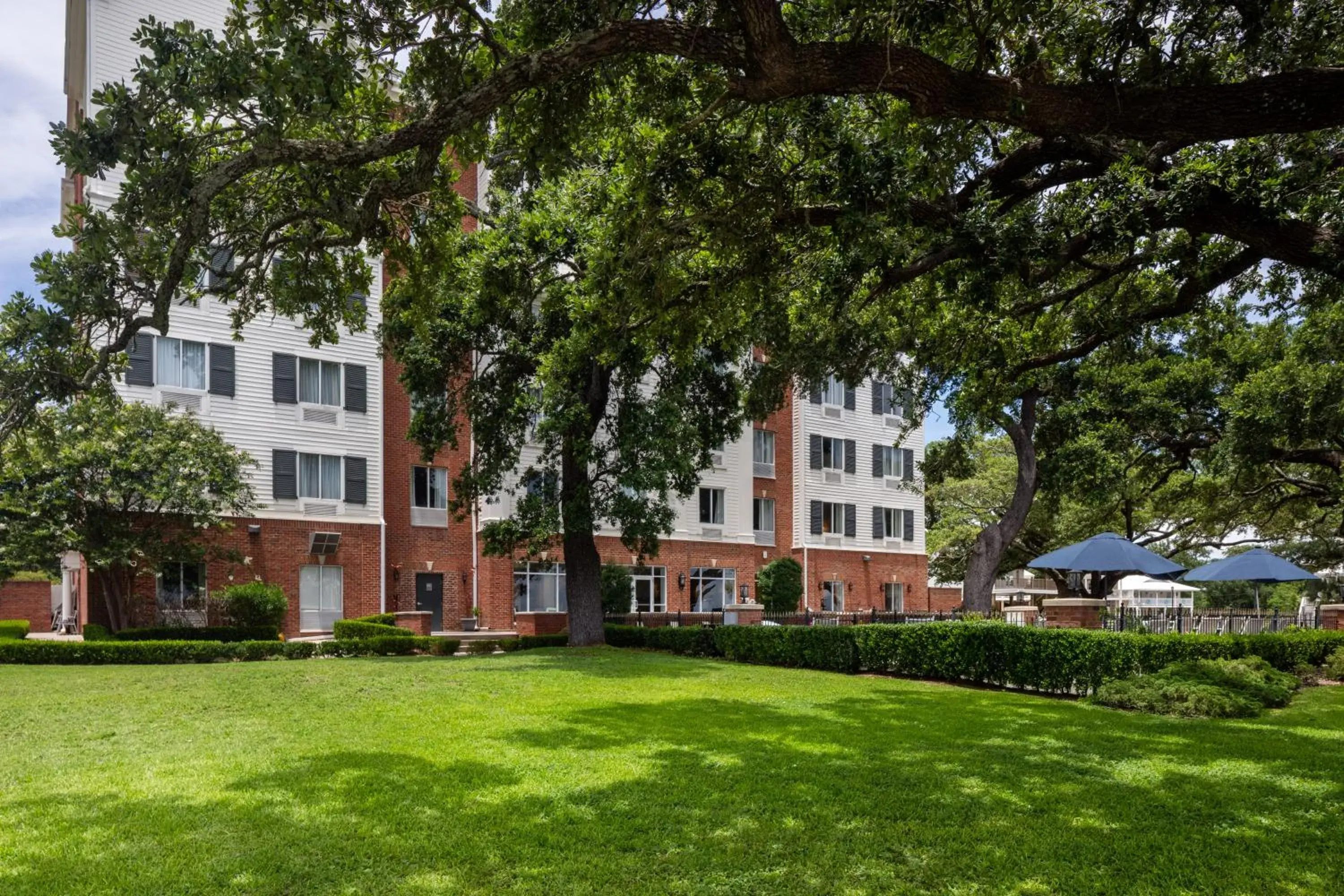 Property building in The Inn at Long Beach Property building in The Inn at Long Beach