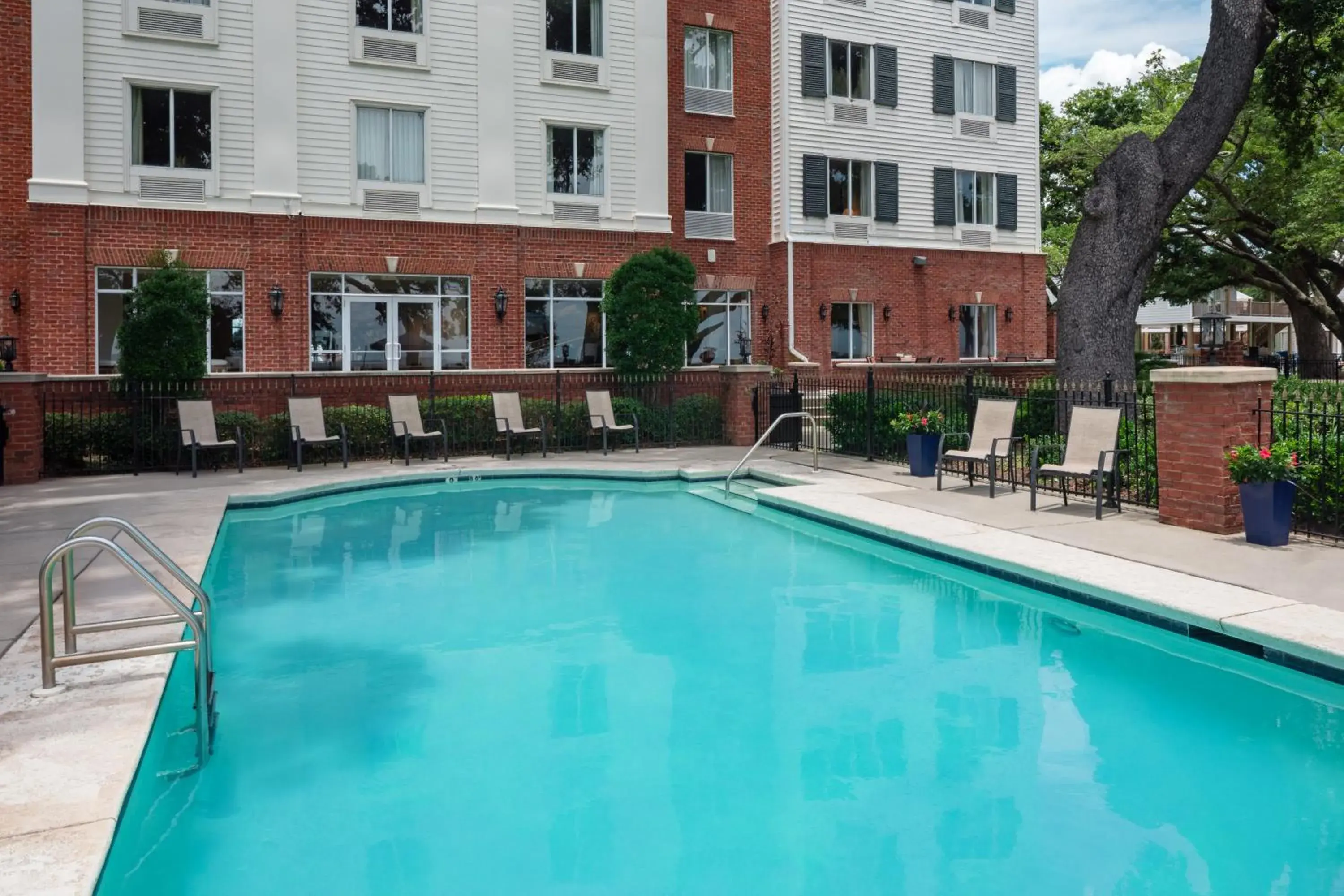Swimming pool in The Inn at Long Beach Swimming pool in The Inn at Long Beach