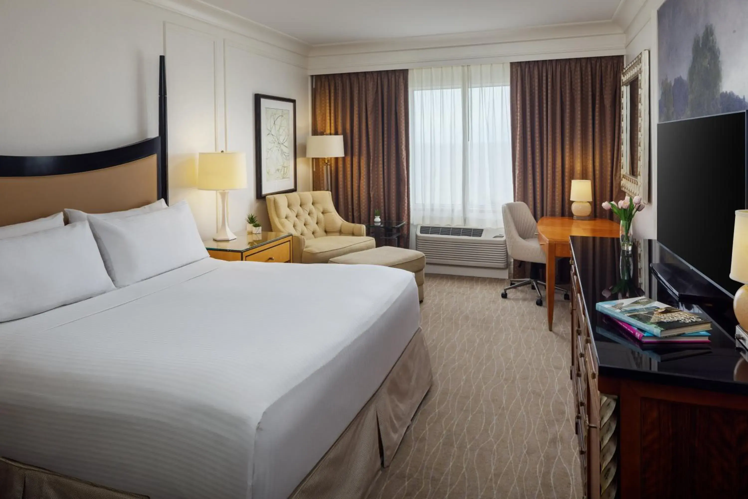 Bed in The Inn at Long Beach Bed in The Inn at Long Beach