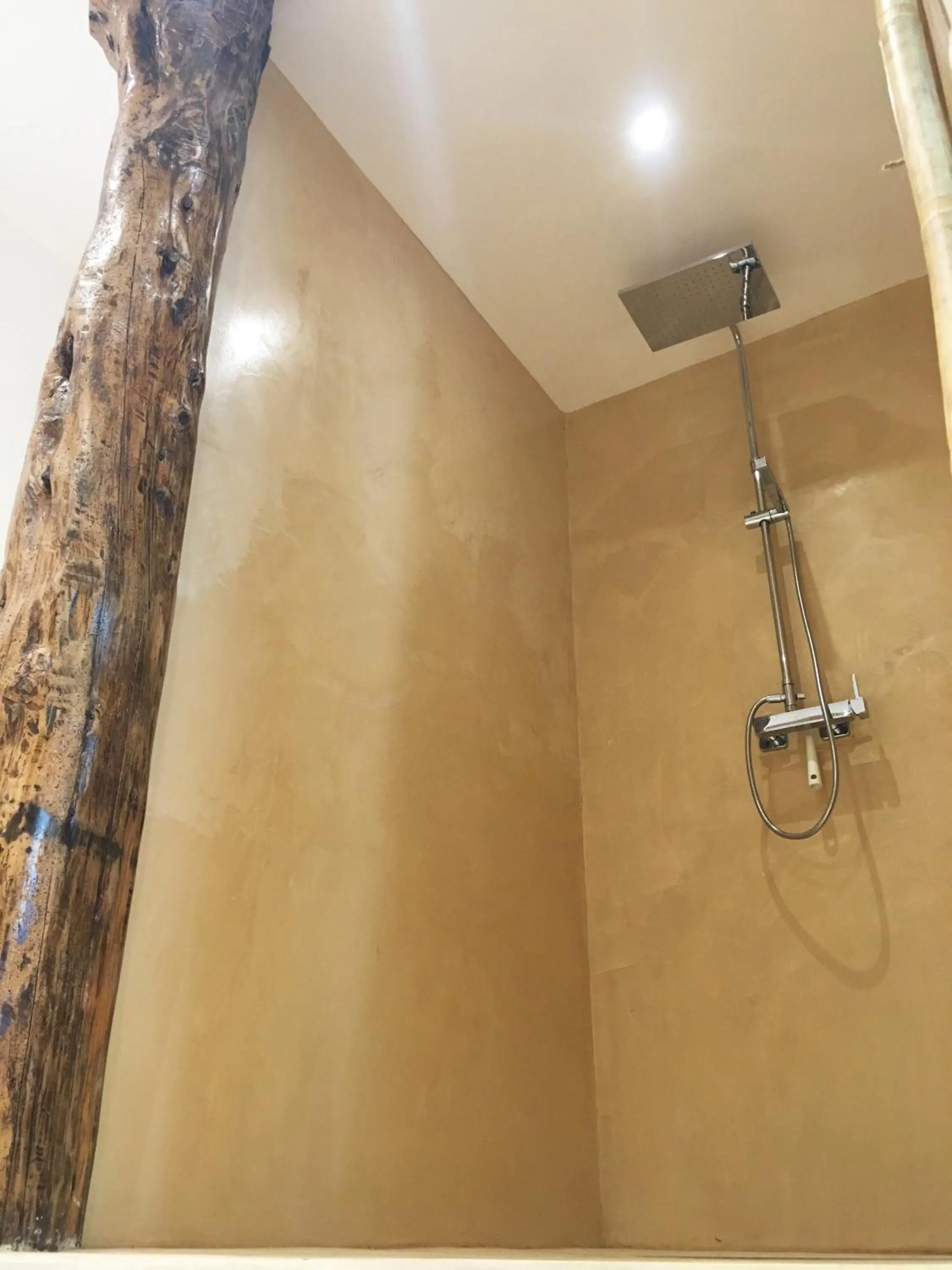 Shower in La Datcha Delicatessen