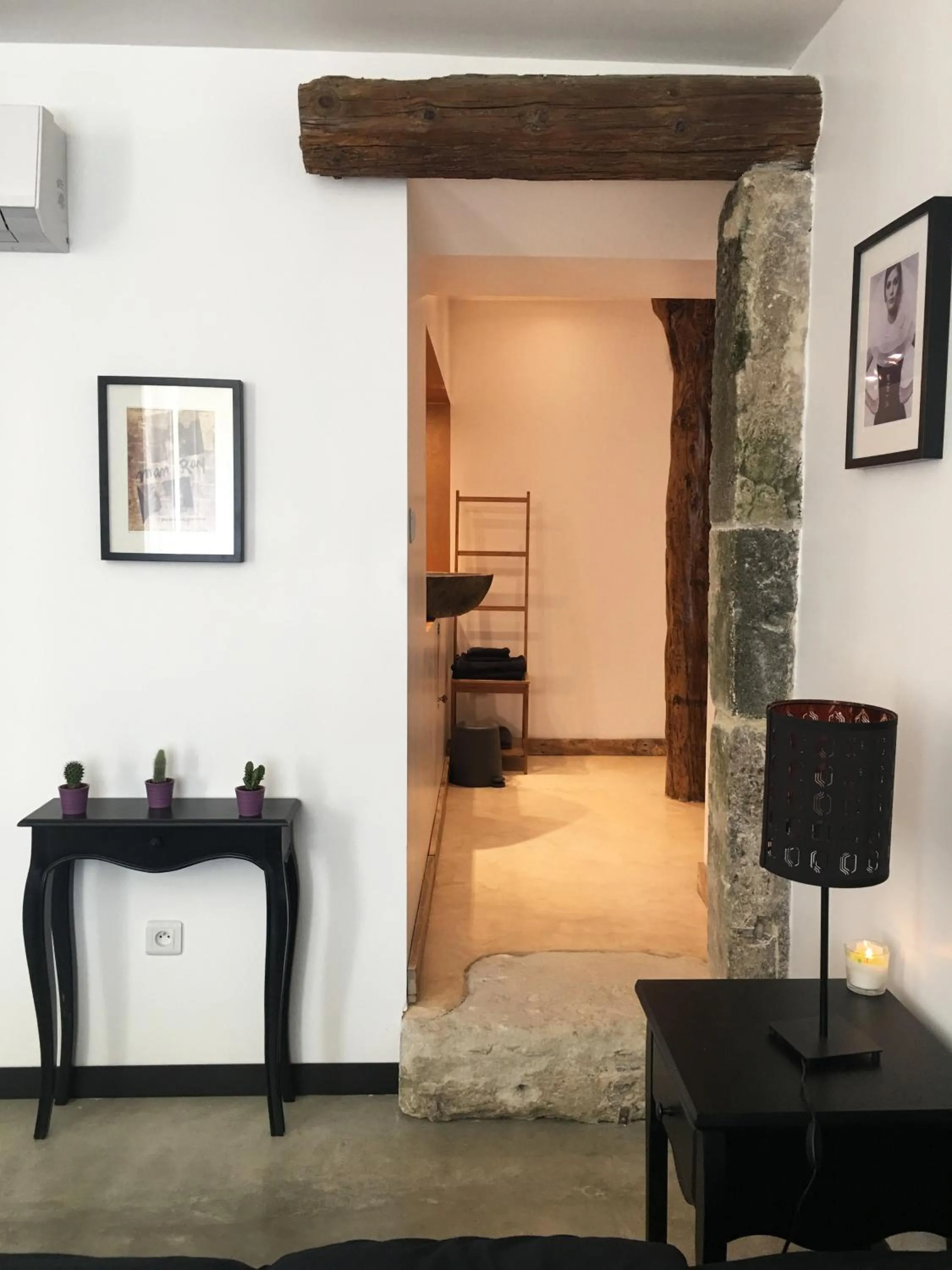 Bathroom in La Datcha Delicatessen