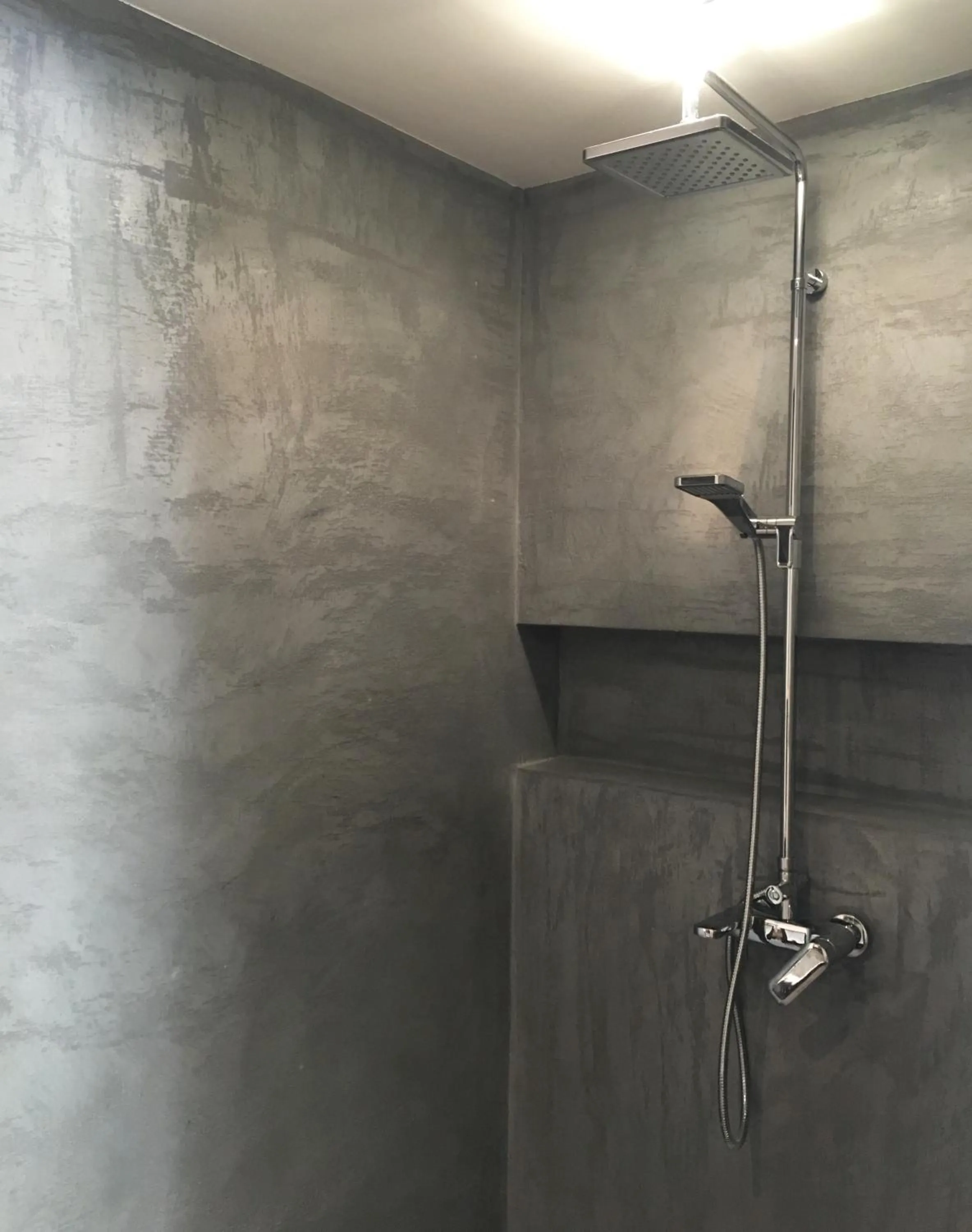 Shower in La Datcha Delicatessen