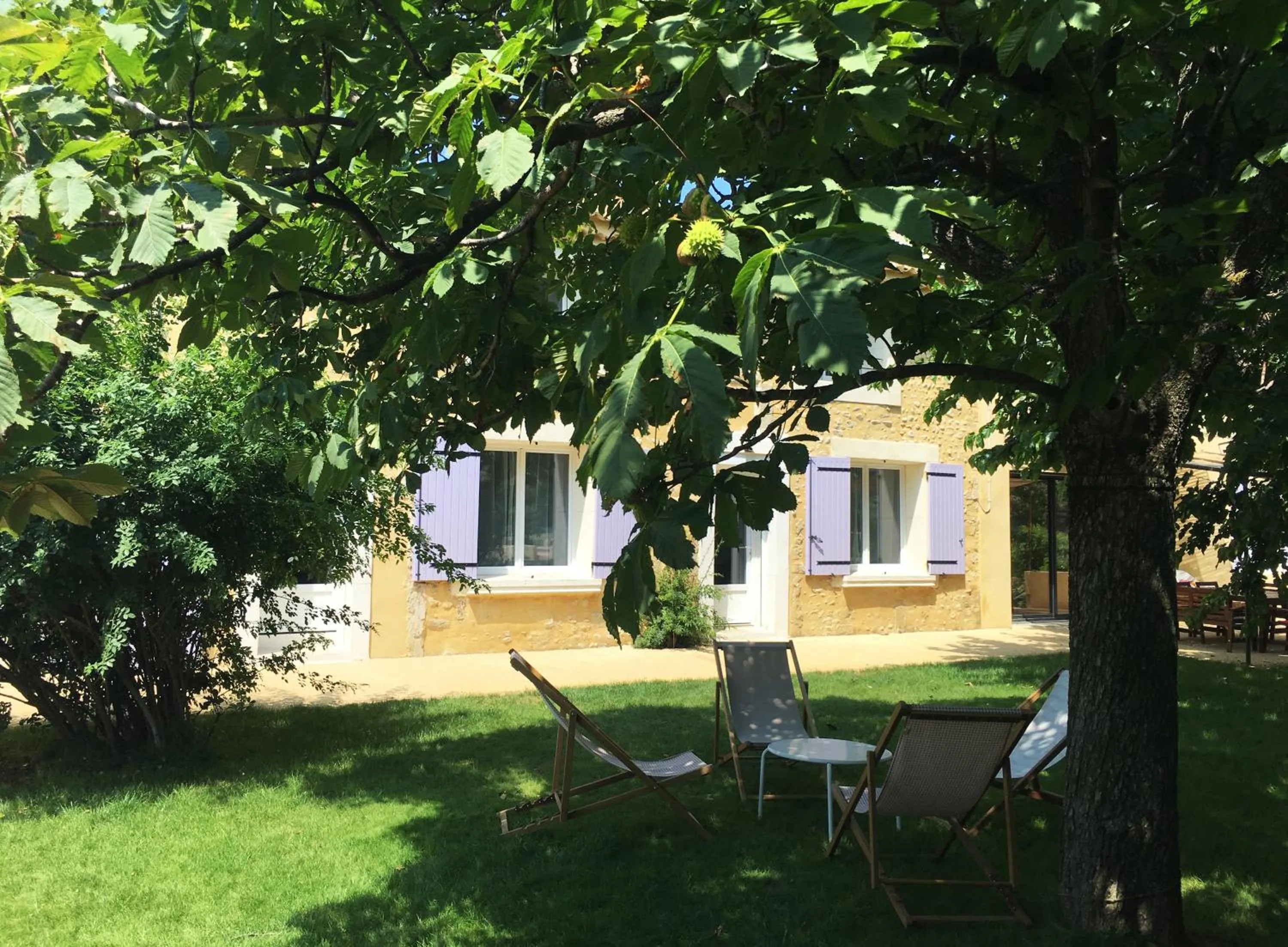 Facade/entrance in La Datcha Delicatessen