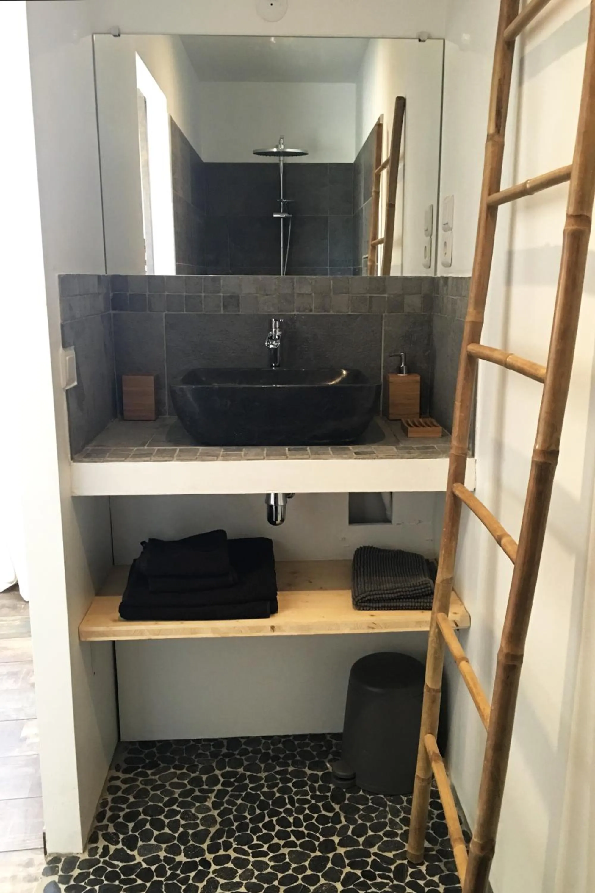 Bathroom in La Datcha Delicatessen