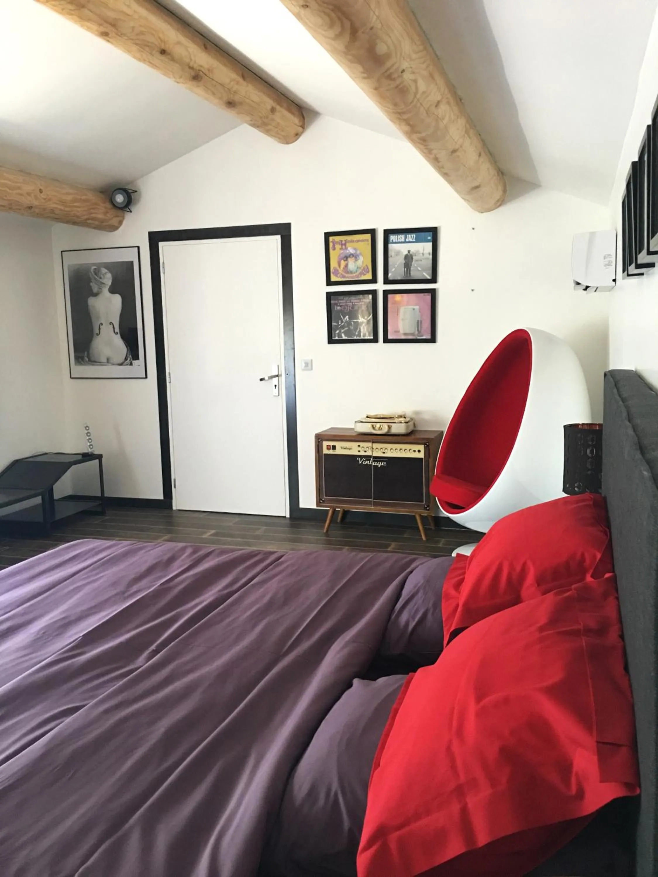 Bed in La Datcha Delicatessen