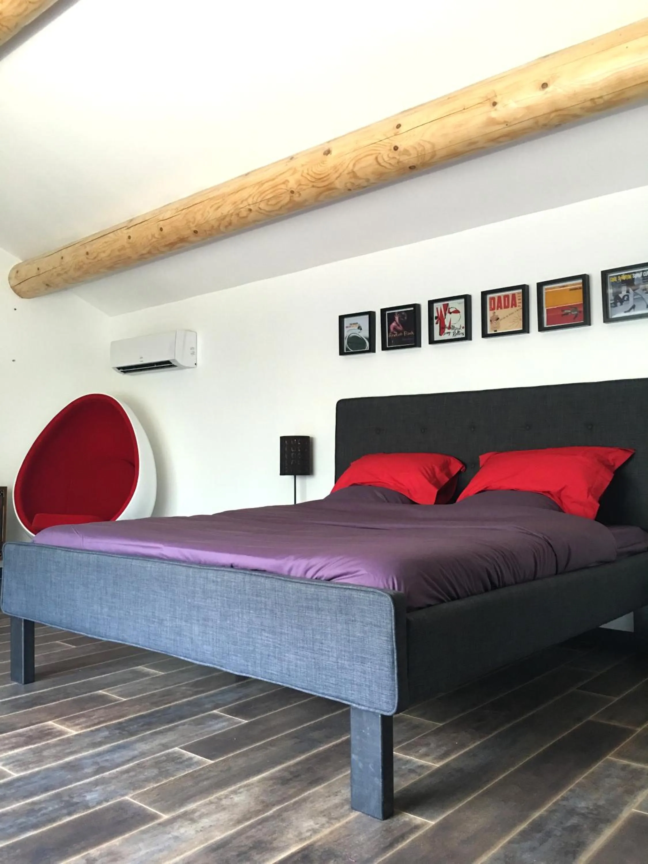 Bed in La Datcha Delicatessen