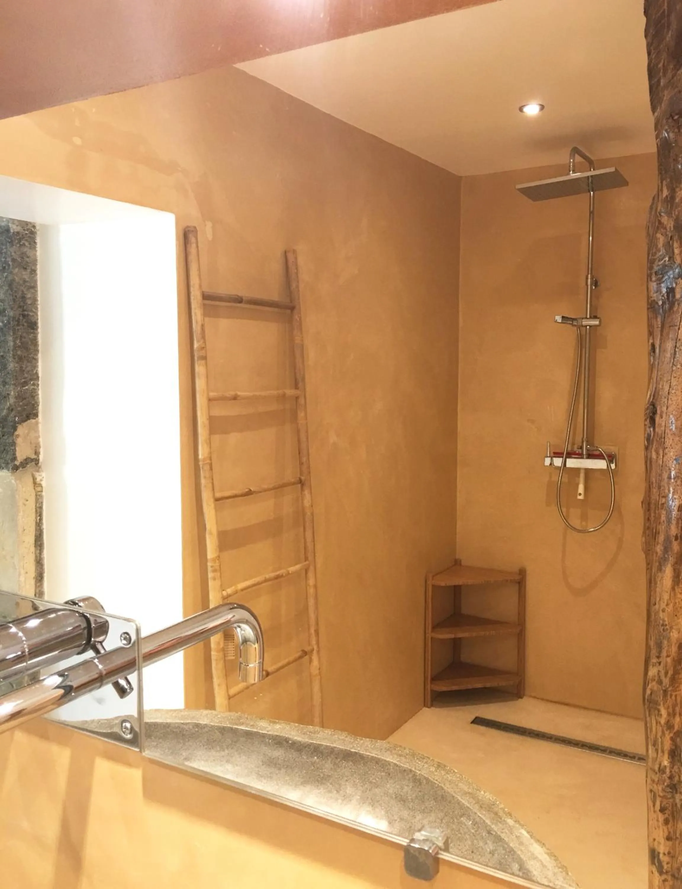 Shower in La Datcha Delicatessen