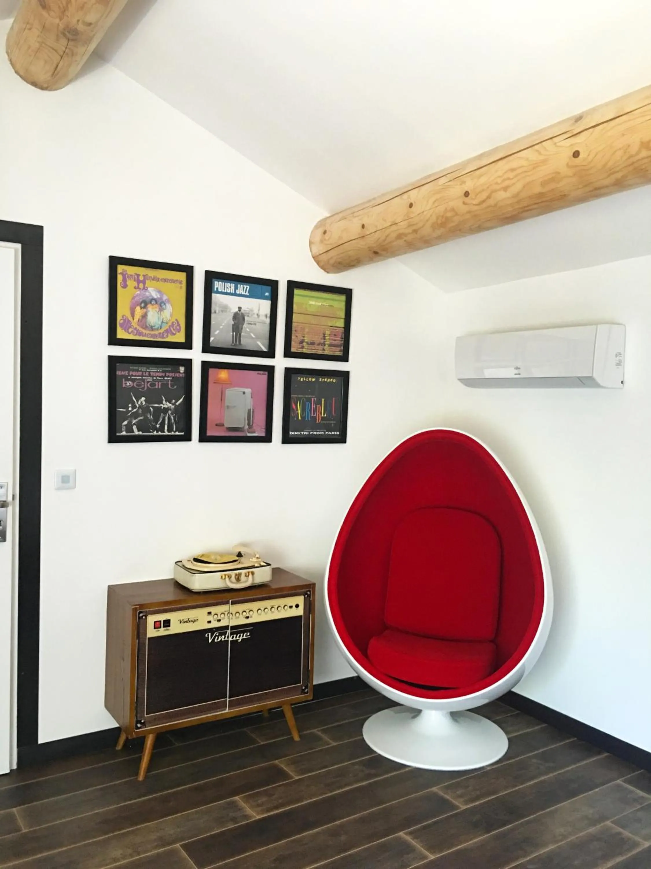 Decorative detail in La Datcha Delicatessen