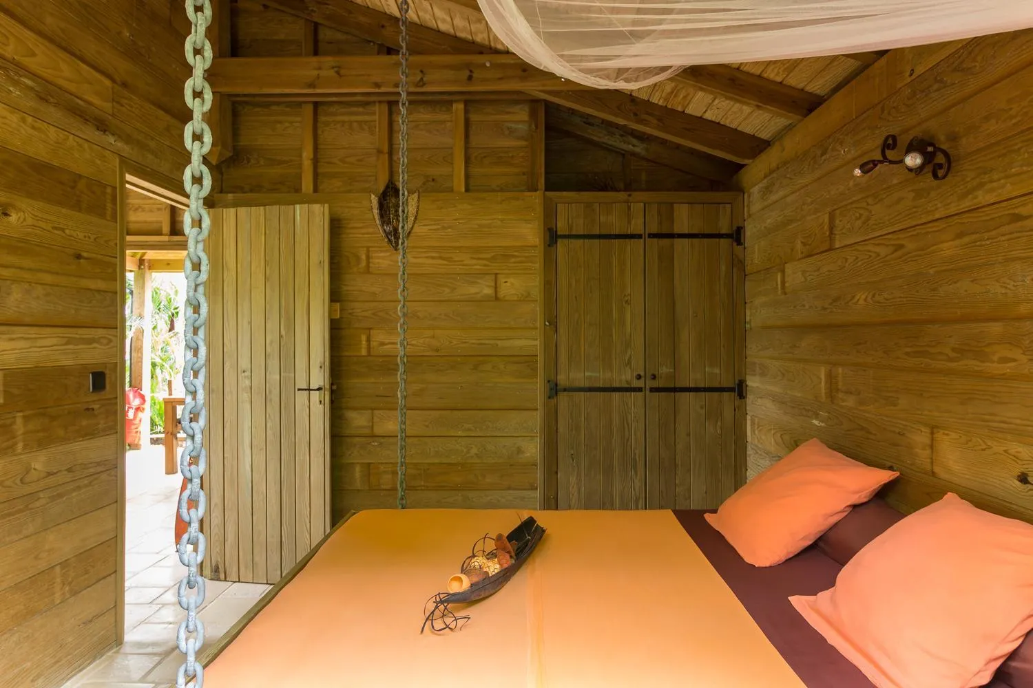 Bed in Iguana Ecolodge