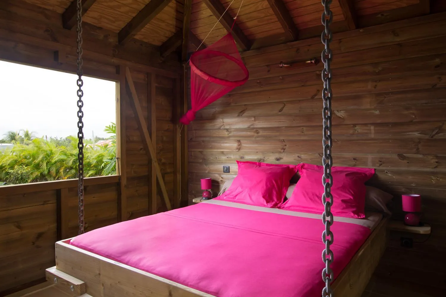 Bed in Iguana Ecolodge