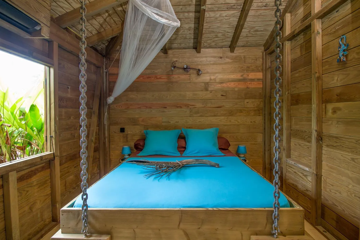 Bed in Iguana Ecolodge