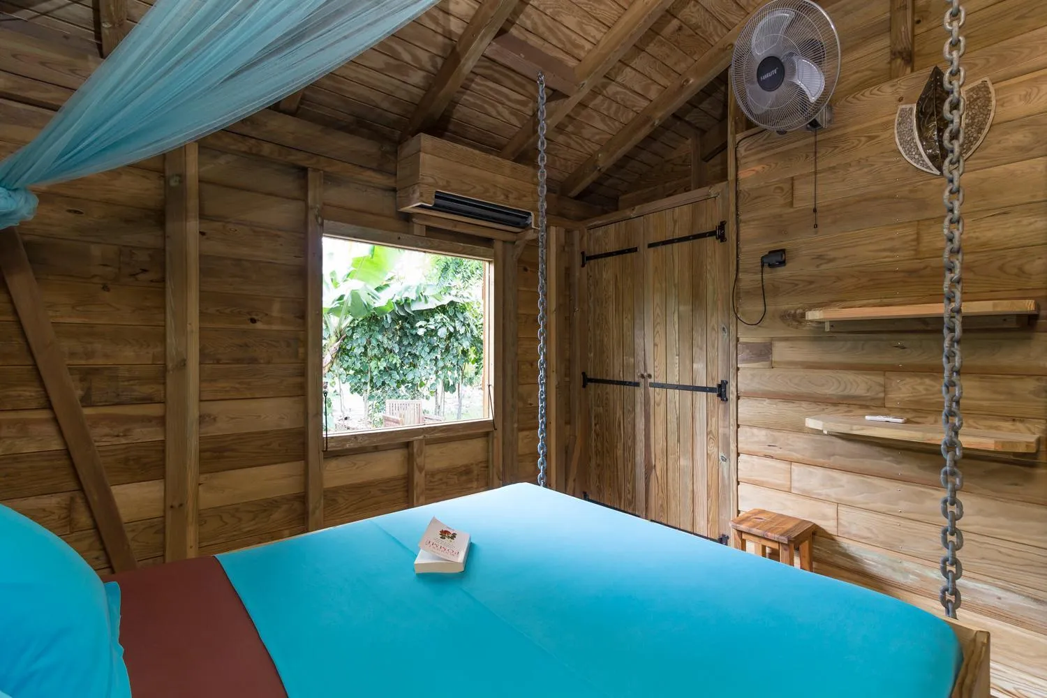 Bed in Iguana Ecolodge