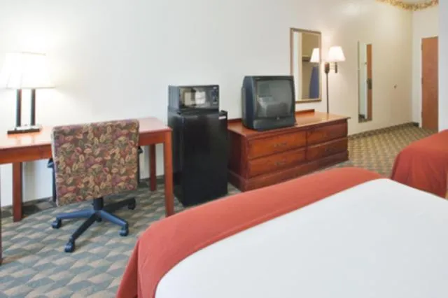 Bed in Holiday Inn Express Hotel & Suites Laurinburg by IHG