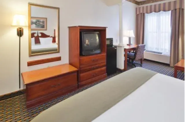 Bed in Holiday Inn Express Hotel & Suites Laurinburg by IHG Bed in Holiday Inn Express Hotel & Suites Laurinburg by IHG