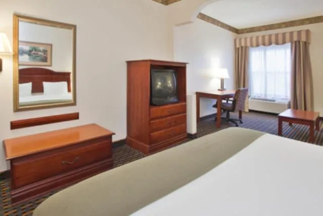 Bed in Holiday Inn Express Hotel & Suites Laurinburg by IHG