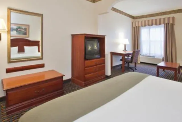 Bed in Holiday Inn Express Hotel & Suites Laurinburg by IHG Bed in Holiday Inn Express Hotel & Suites Laurinburg by IHG