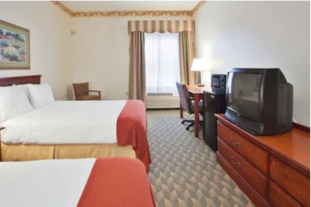 Bed in Holiday Inn Express Hotel & Suites Laurinburg by IHG