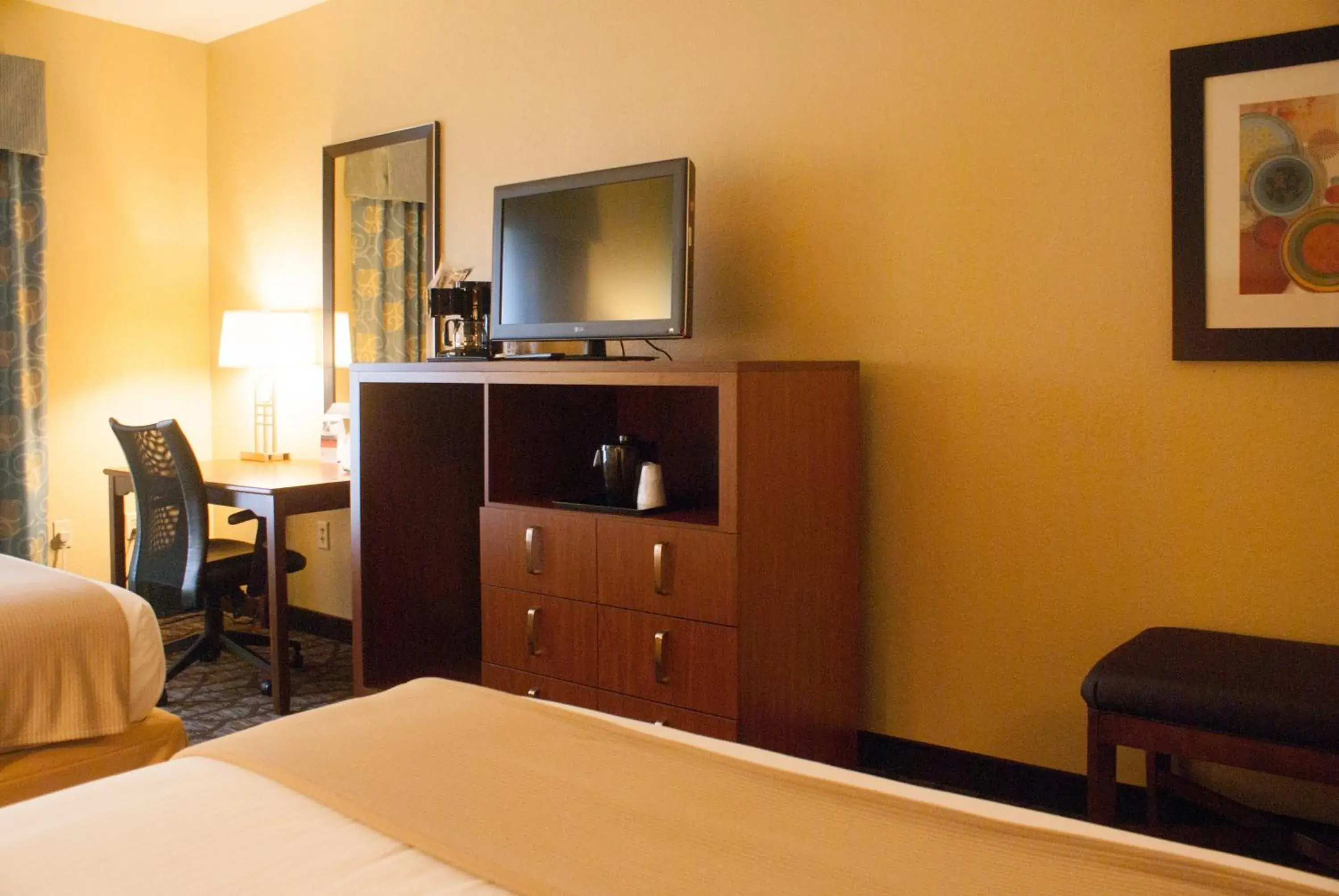 TV and multimedia, Bed in Holiday Inn Express & Suites Jacksonville South - I-295 by IHG TV and multimedia, Bed in Holiday Inn Express & Suites Jacksonville South - I-295 by IHG