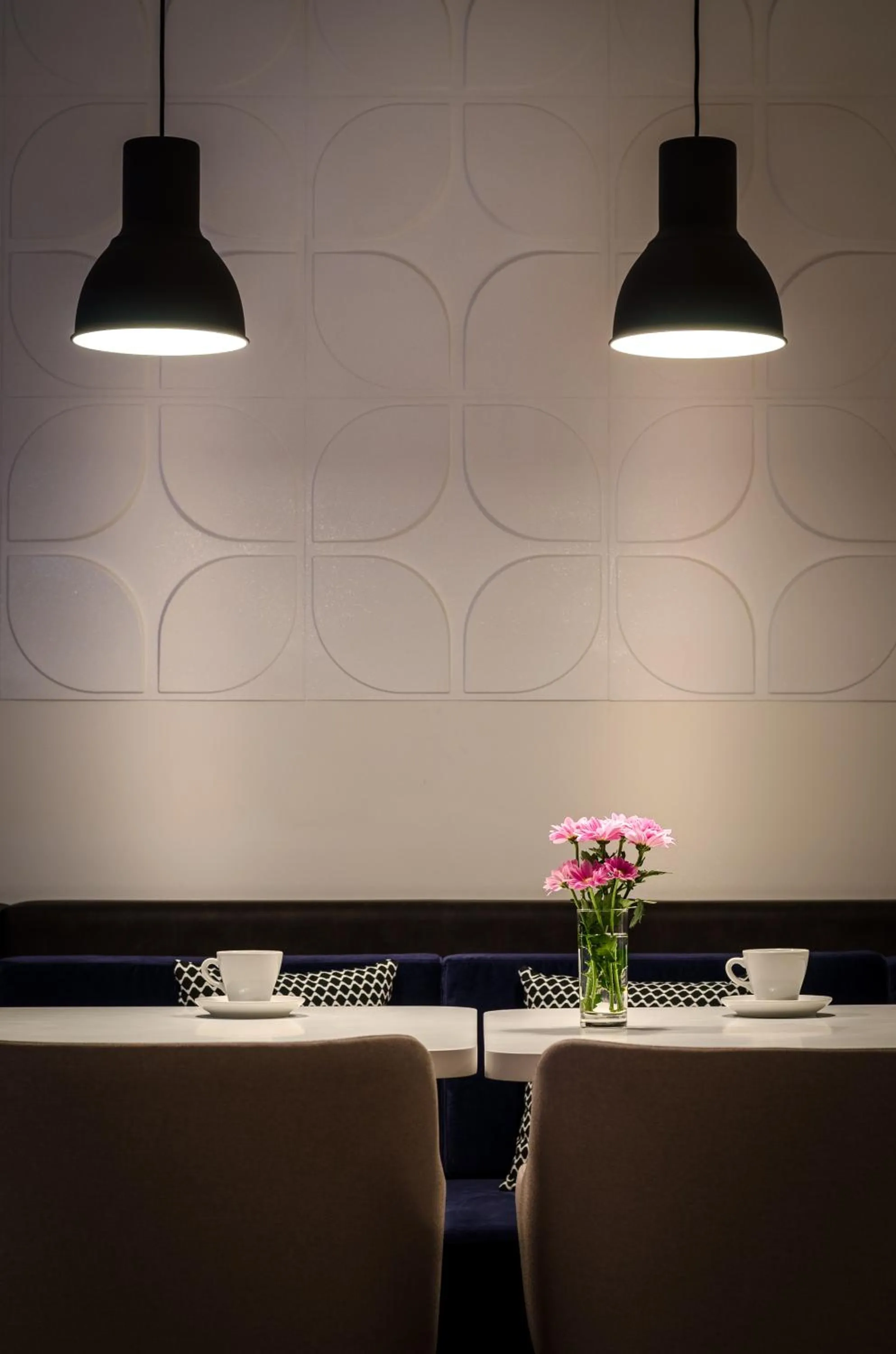 Restaurant/places to eat in Hotel Passport