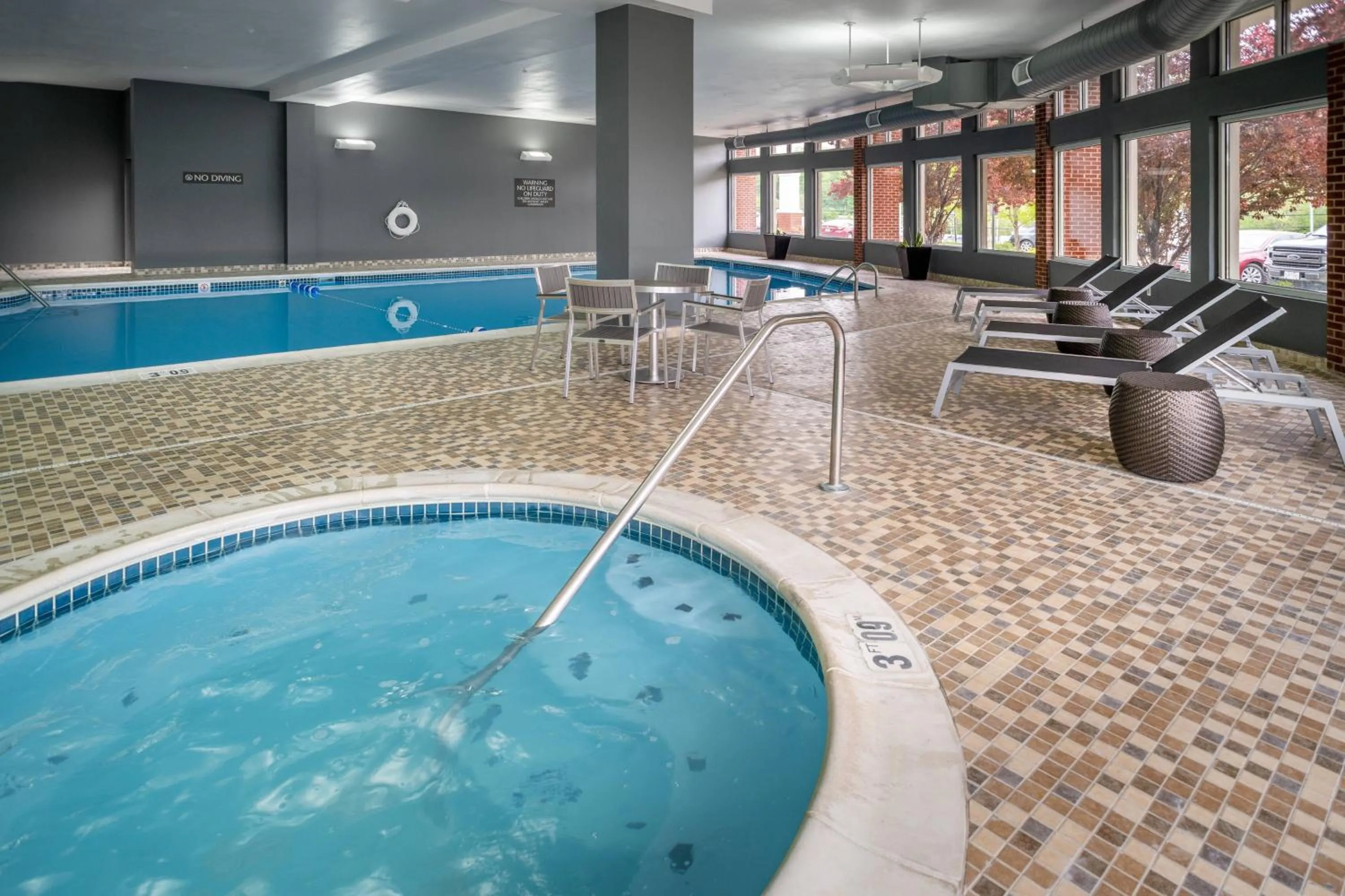 Swimming pool in Delta Hotels by Marriott Huntington Mall