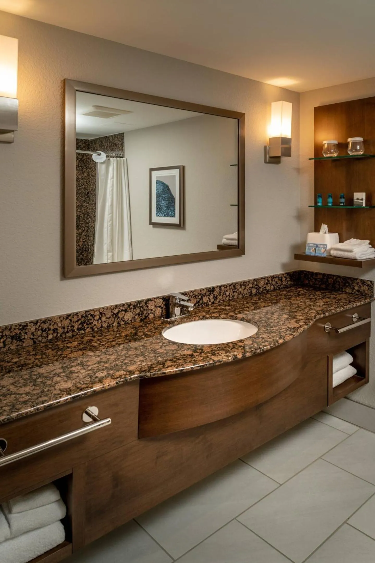 Delta Hotels by Marriott Huntington Mall