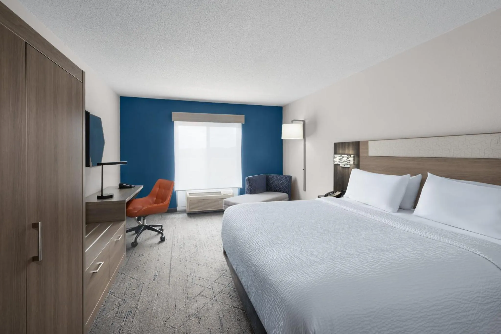 Photo of the whole room, Bed in Holiday Inn Express Pembroke by IHG