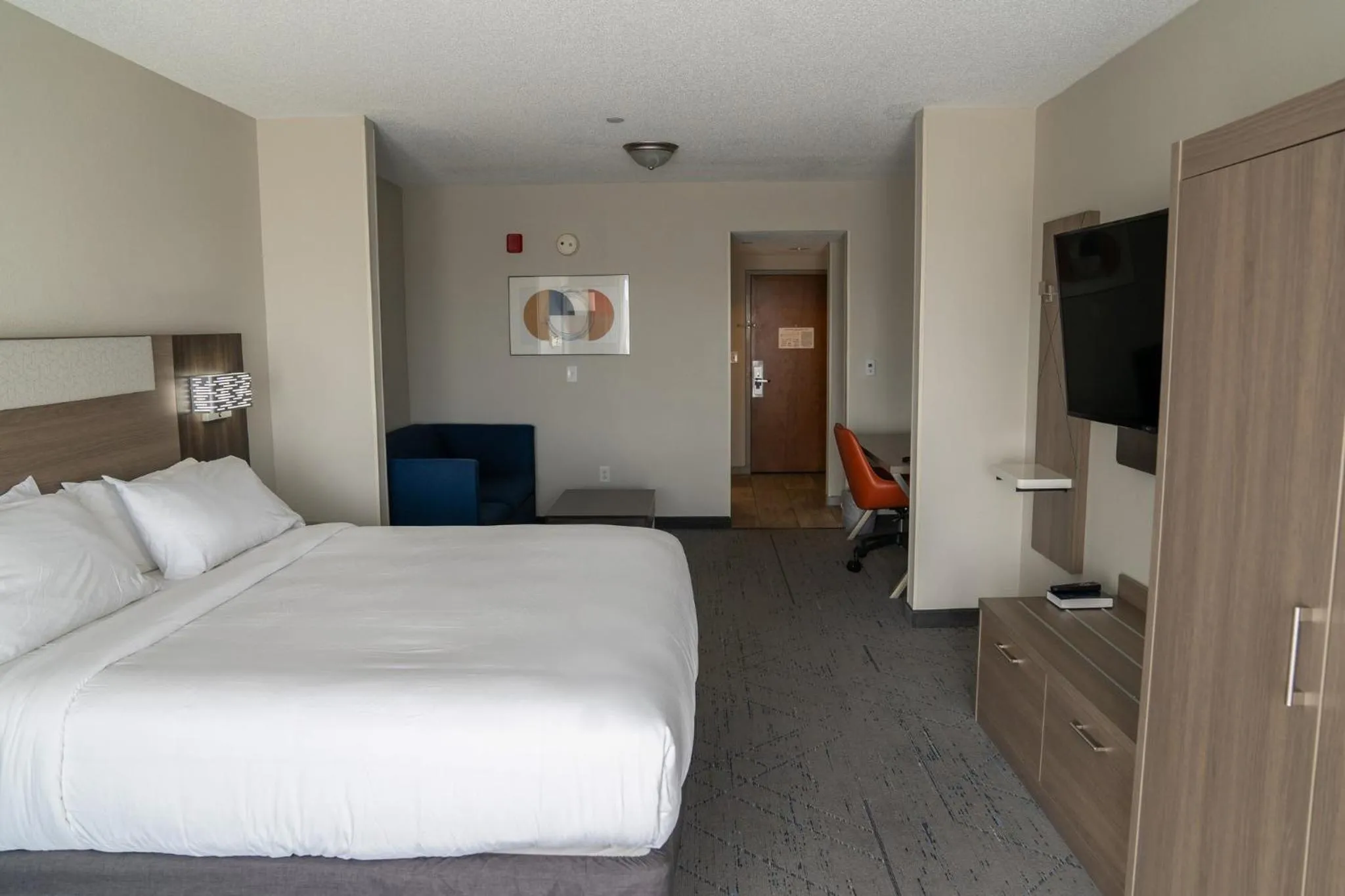 Photo of the whole room, Bed in Holiday Inn Express Pembroke by IHG