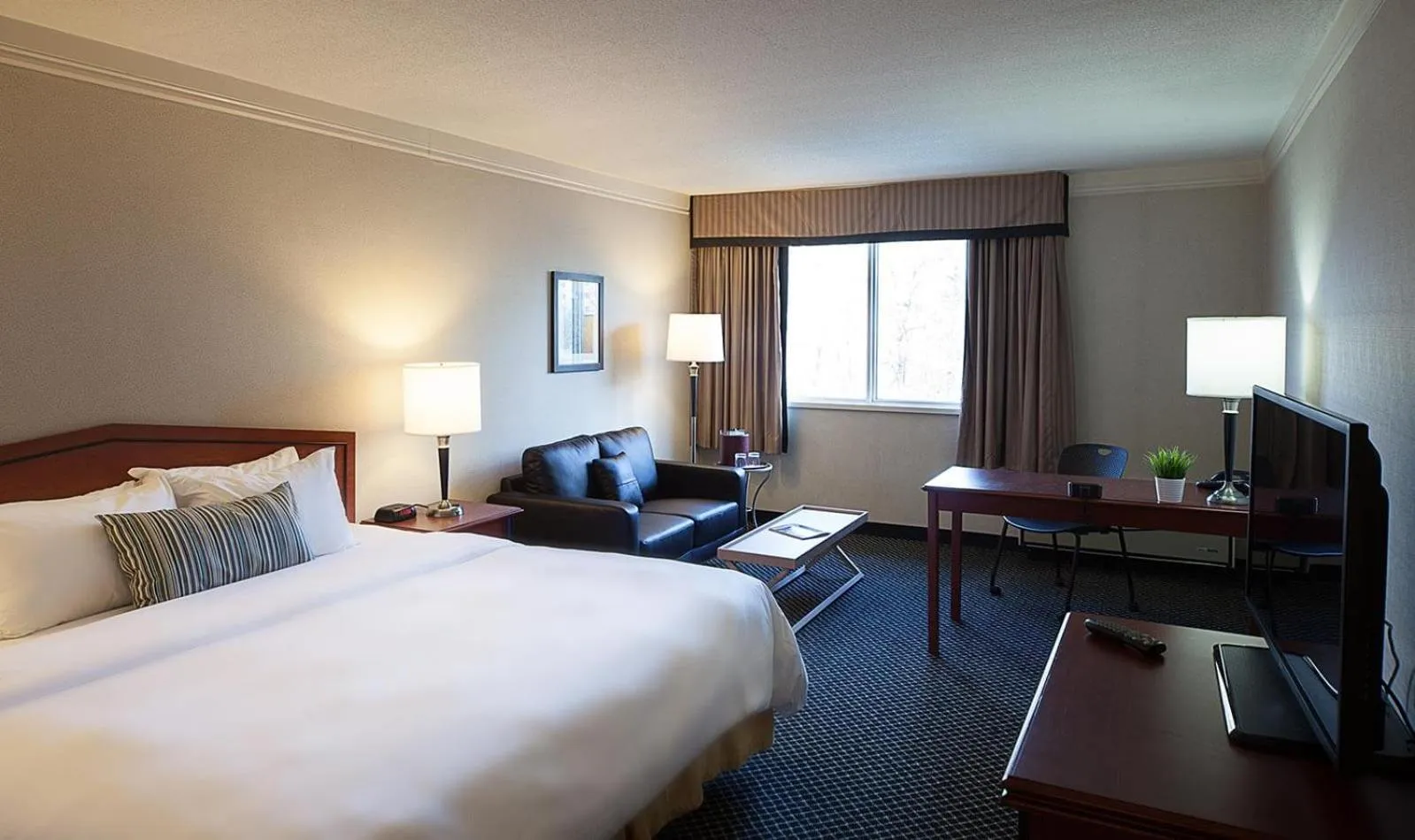 Bedroom, Bed in Toronto Don Valley Hotel and Suites