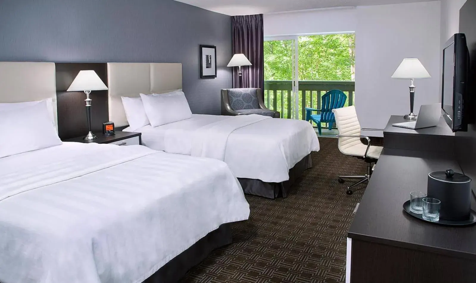Deluxe Double Room in Toronto Don Valley Hotel and Suites Deluxe Double Room in Toronto Don Valley Hotel and Suites