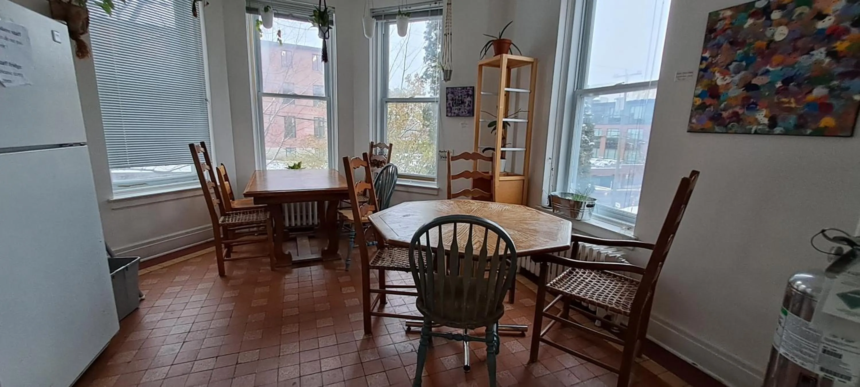 Communal kitchen in Auberge de Jeunesse Magog-Orford Hostel