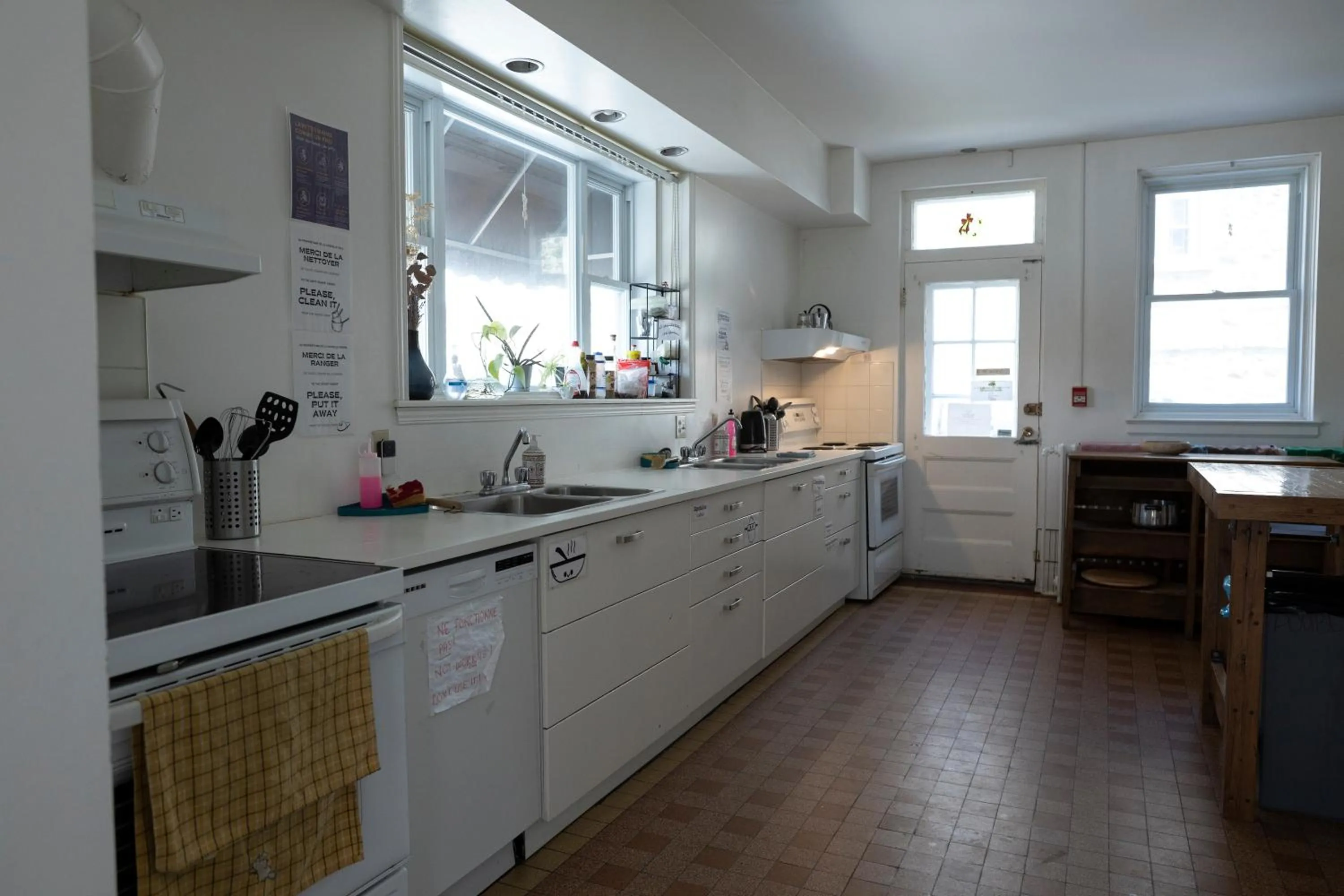 Kitchen or kitchenette in Auberge de Jeunesse Magog-Orford Hostel