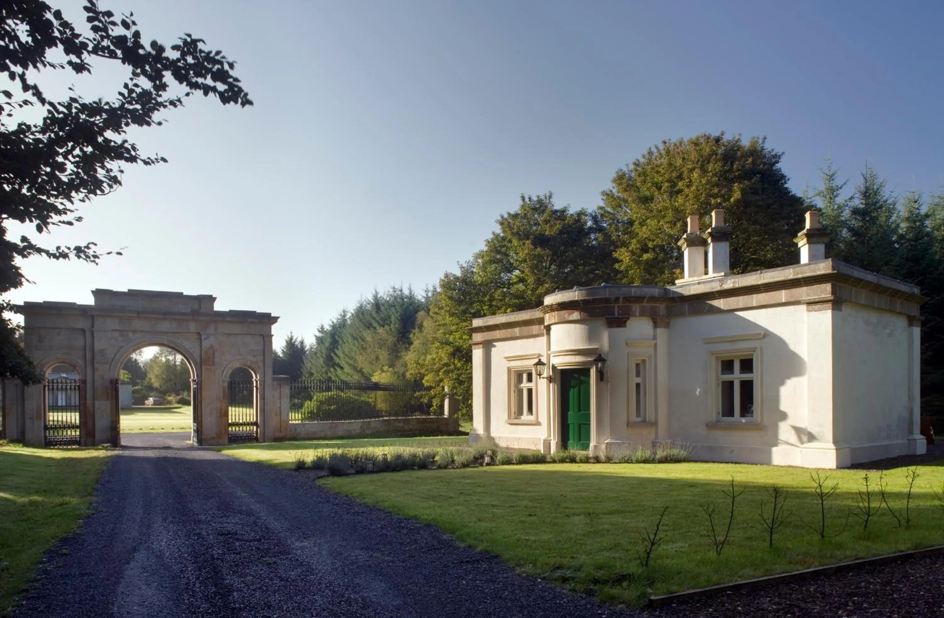 Facade/entrance in Triumphal Arch Lodge