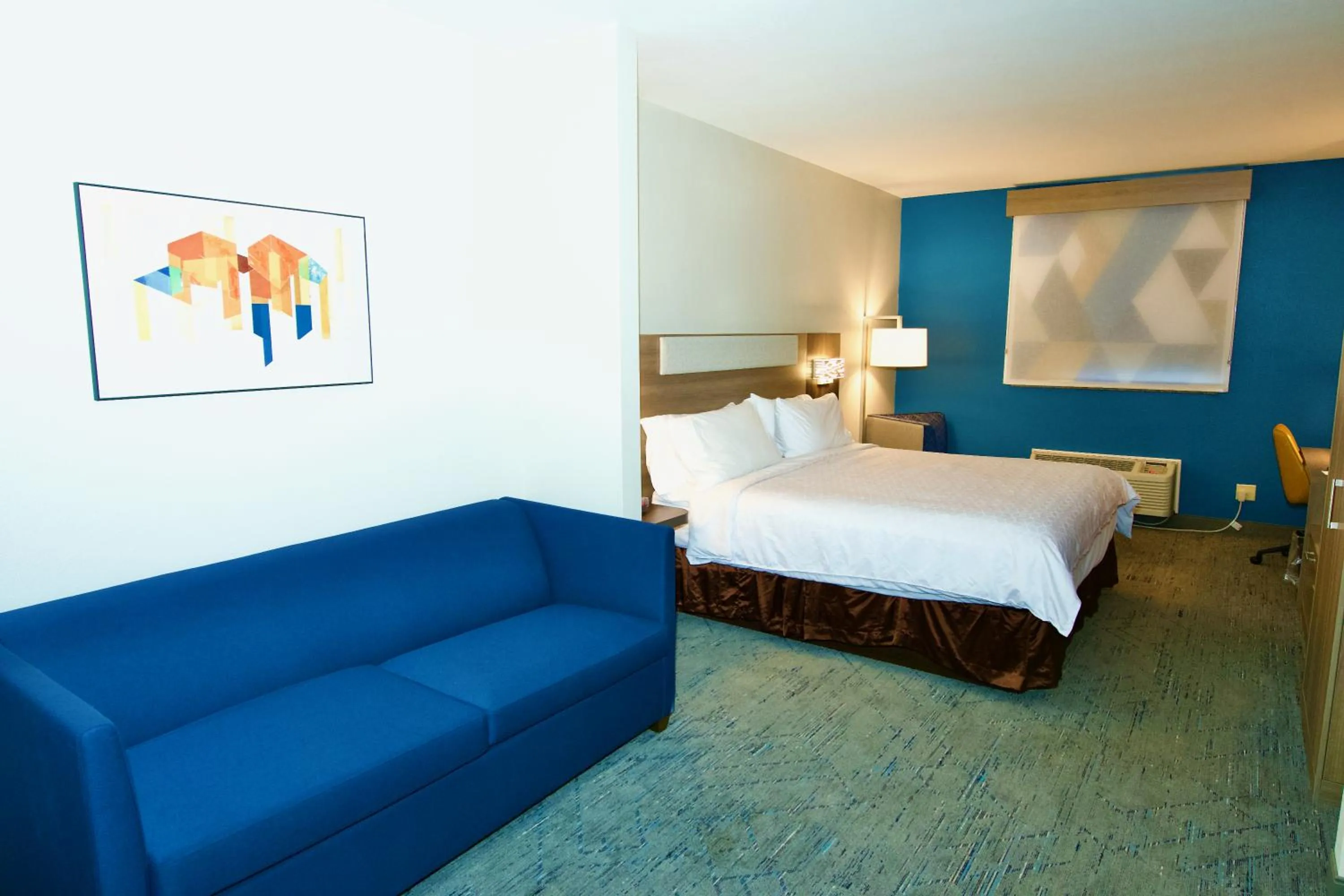 Seating area, Bed in Holiday Inn Express Hotel & Suites St. Charles by IHG