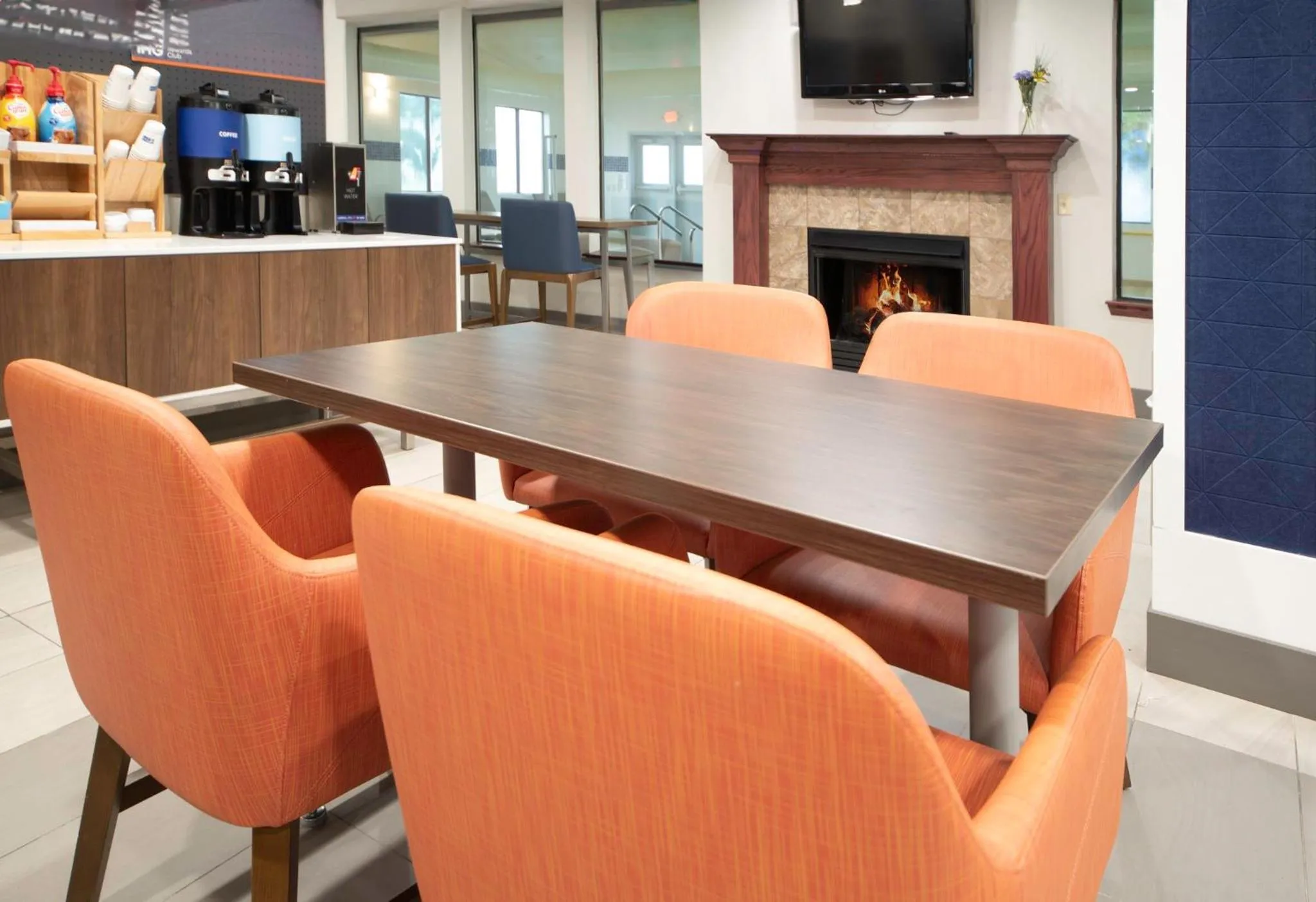 Breakfast in Holiday Inn Express Hotel & Suites St. Charles by IHG