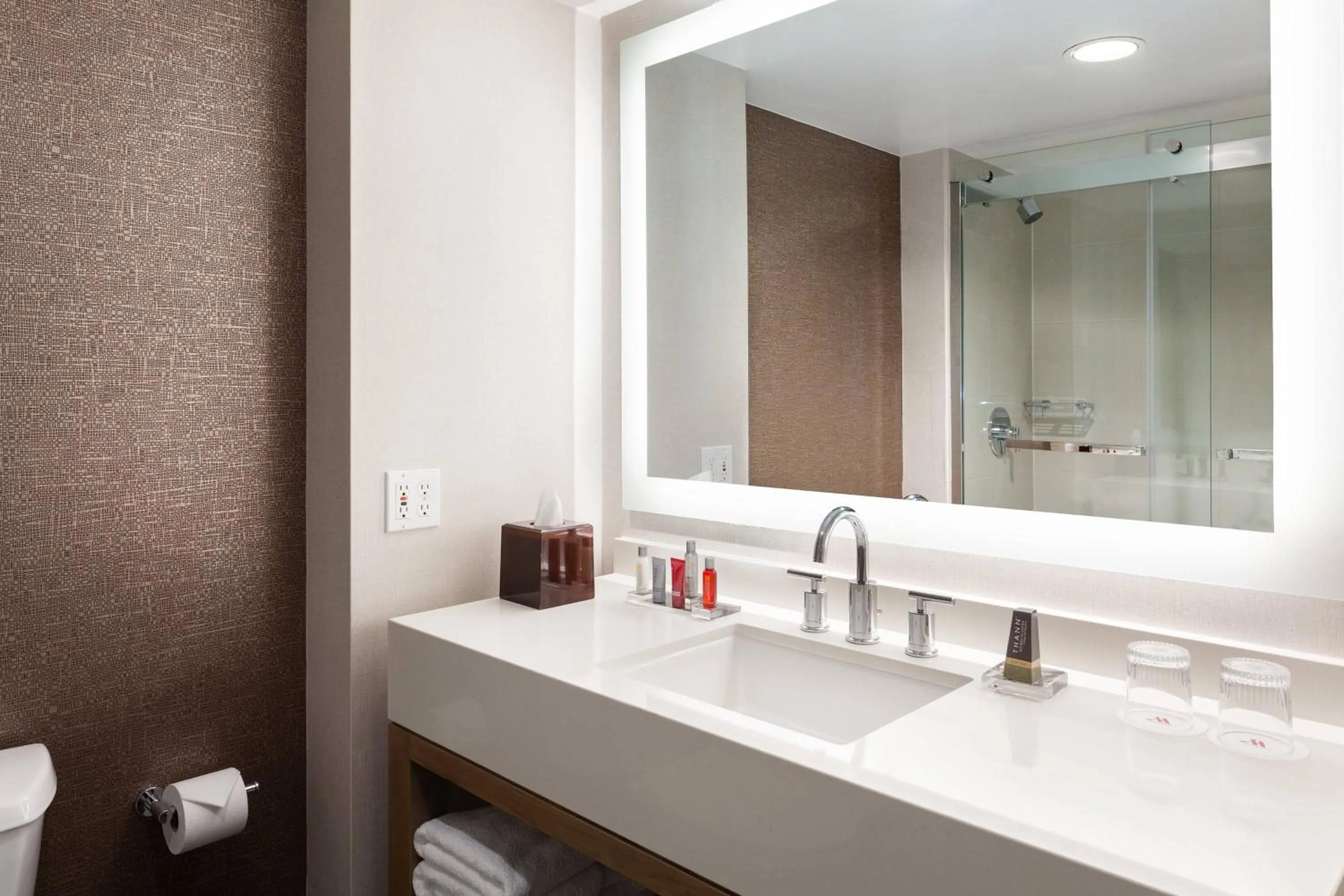 Bathroom in Cincinnati Marriott at RiverCenter