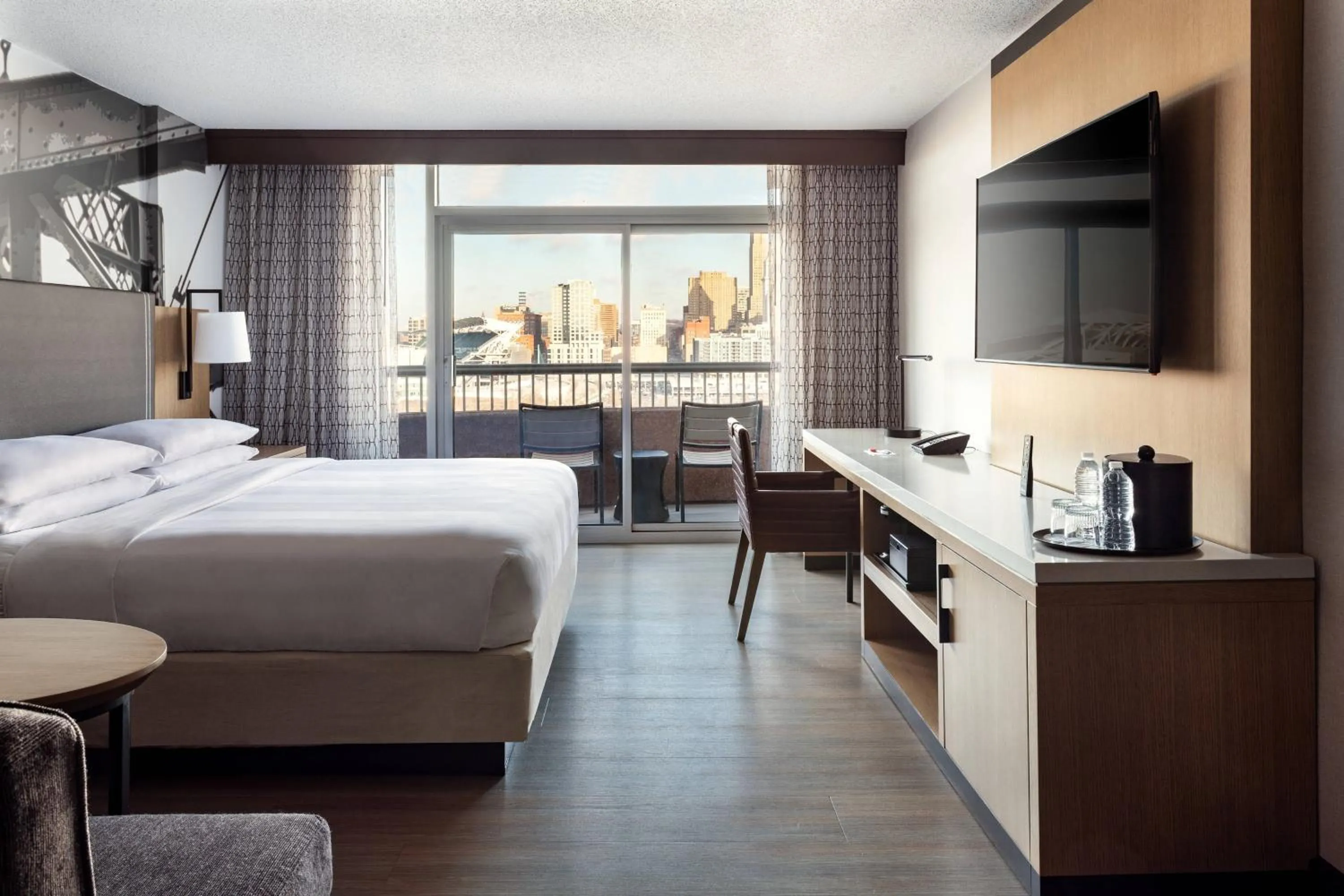 Photo of the whole room, Bed in Cincinnati Marriott at RiverCenter