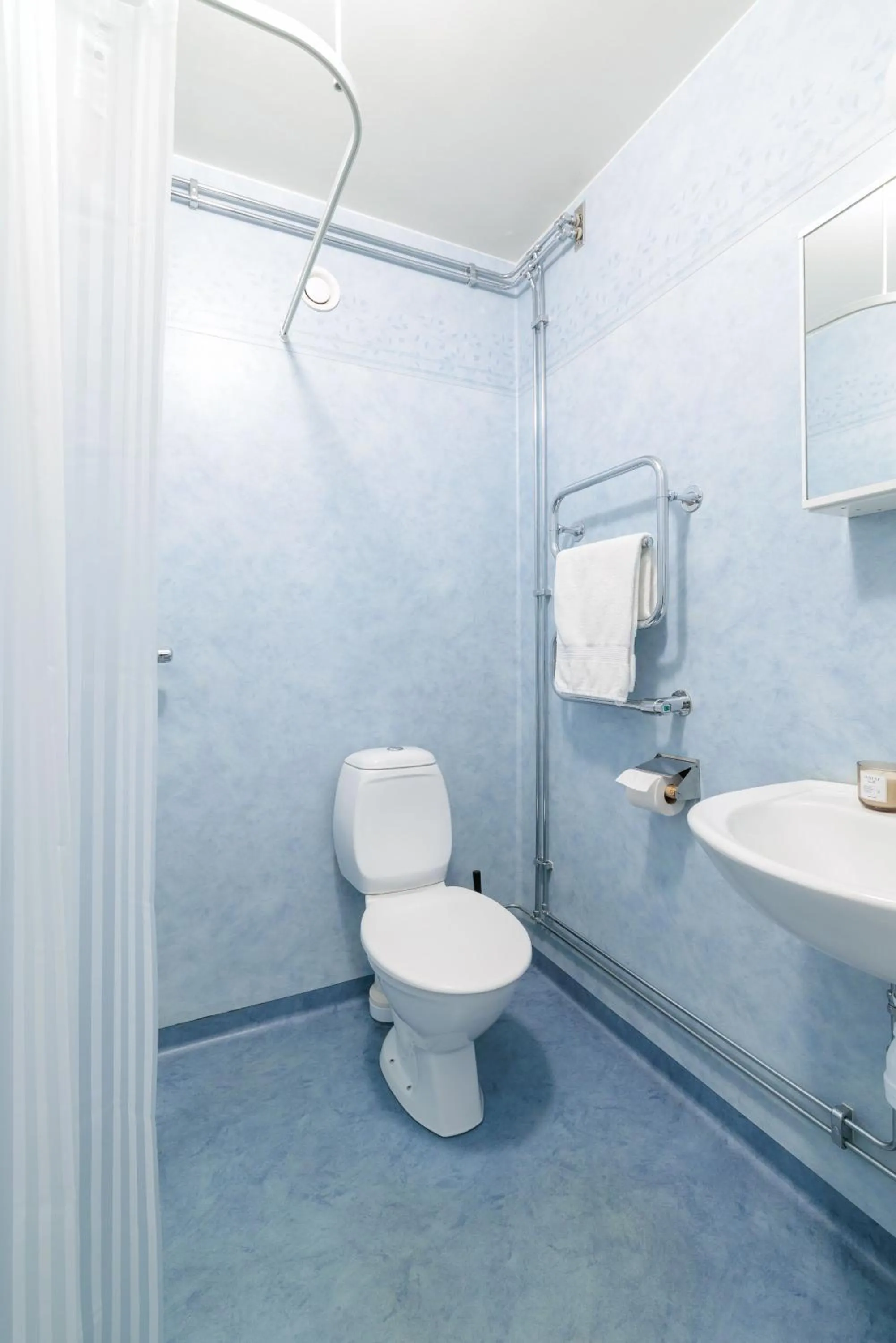 Easy Livin' Apartment Hotel