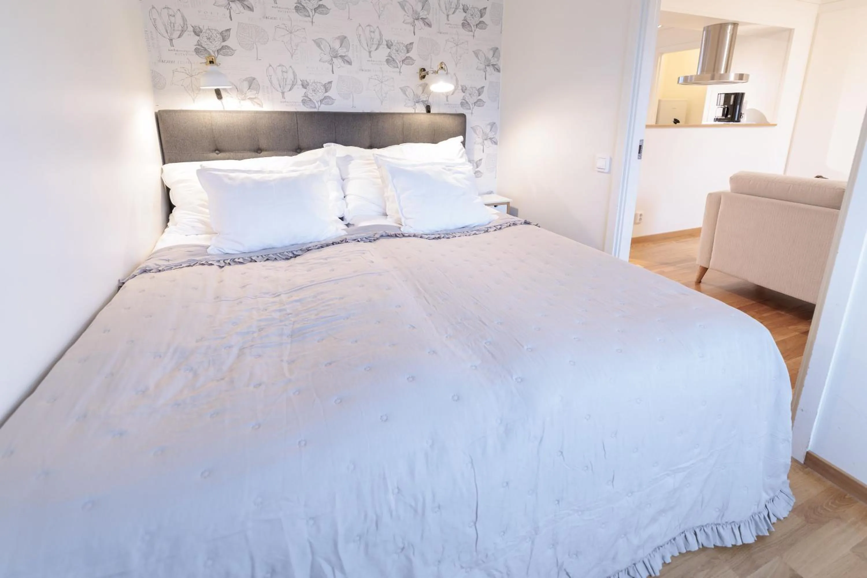 Bedroom, Bed in Easy Livin' Apartment Hotel