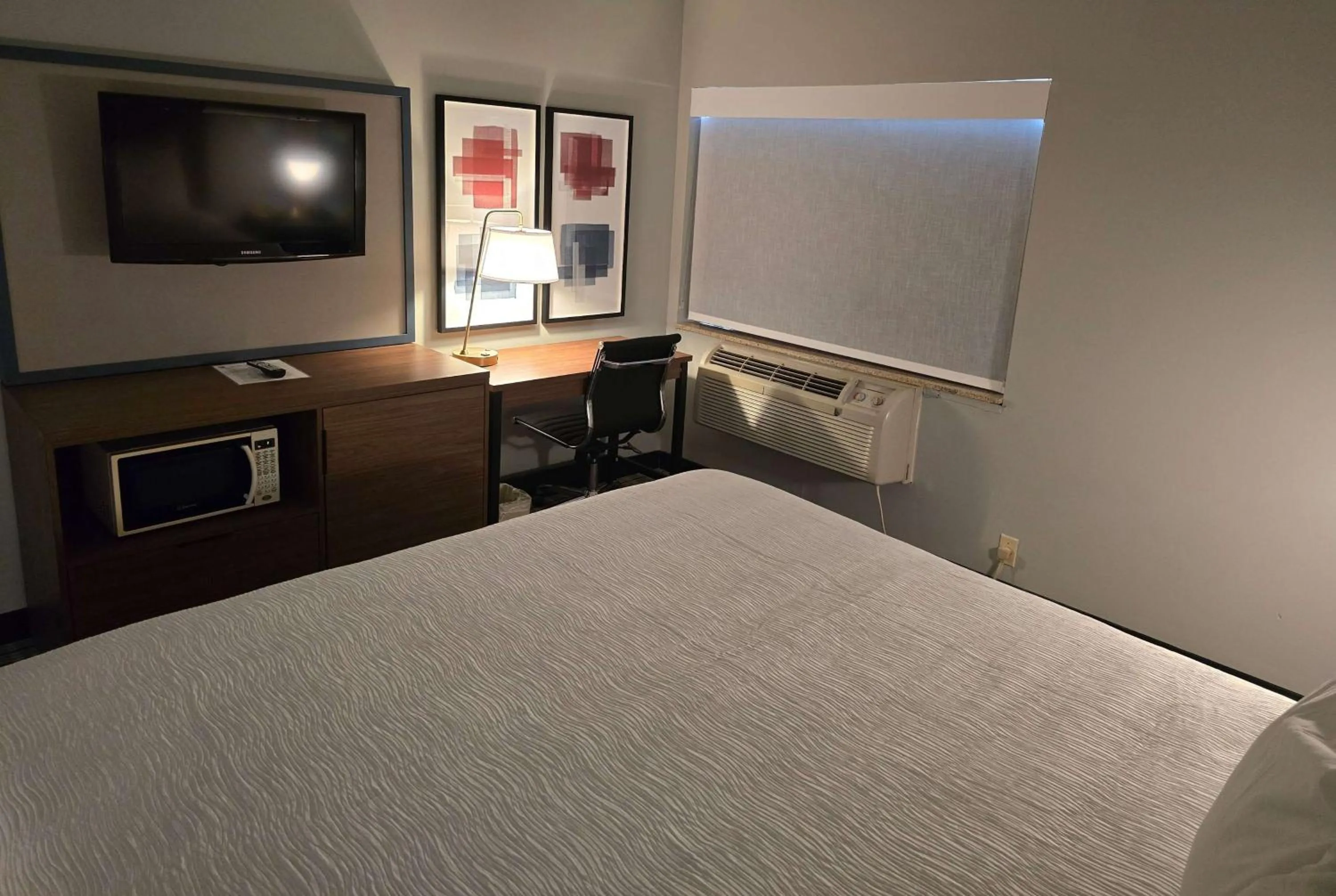 Photo of the whole room, Bed in AmericInn by Wyndham Beloit