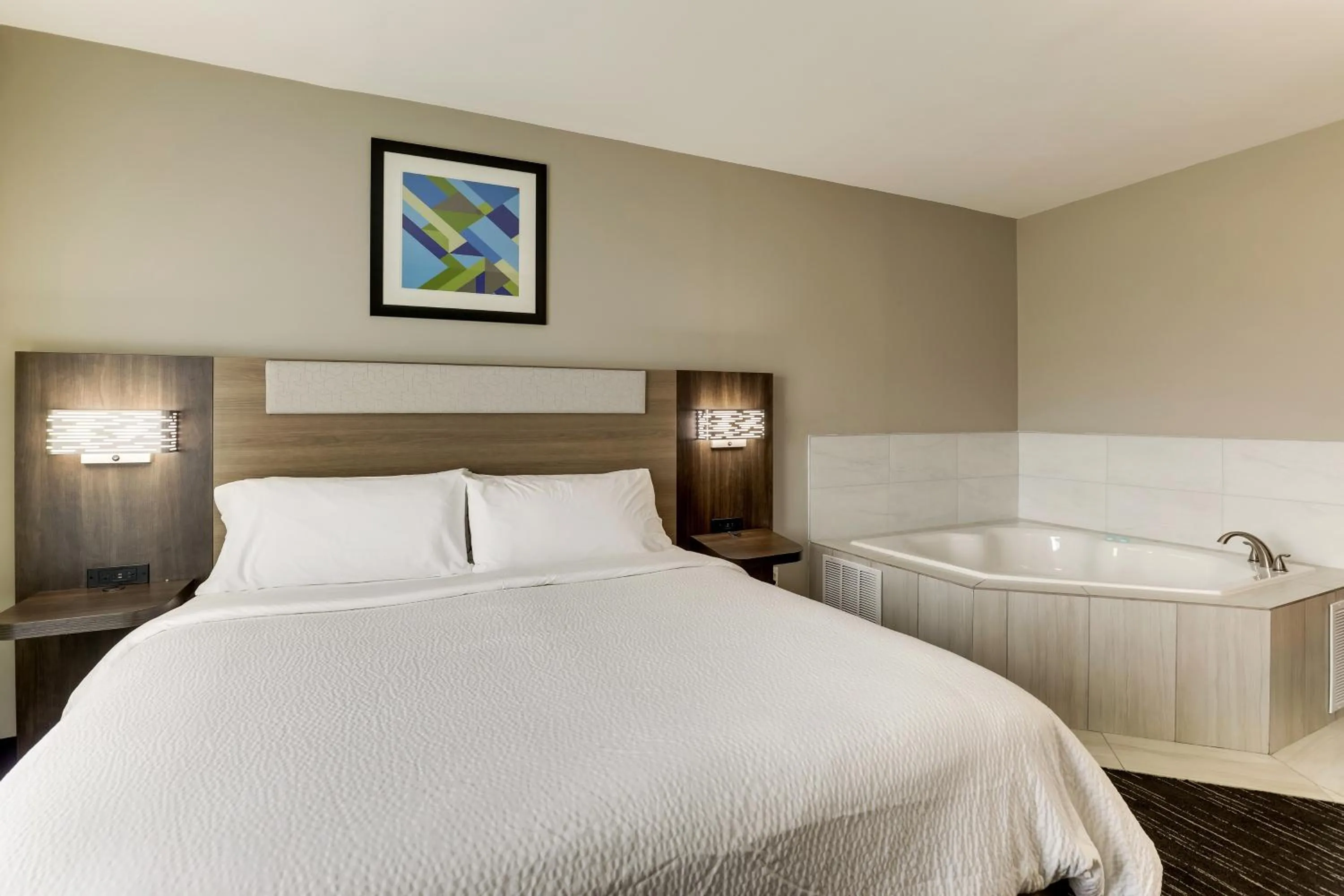 Hot Tub, Bed in Holiday Inn Express Hotel & Suites Bryan-Montpelier by IHG