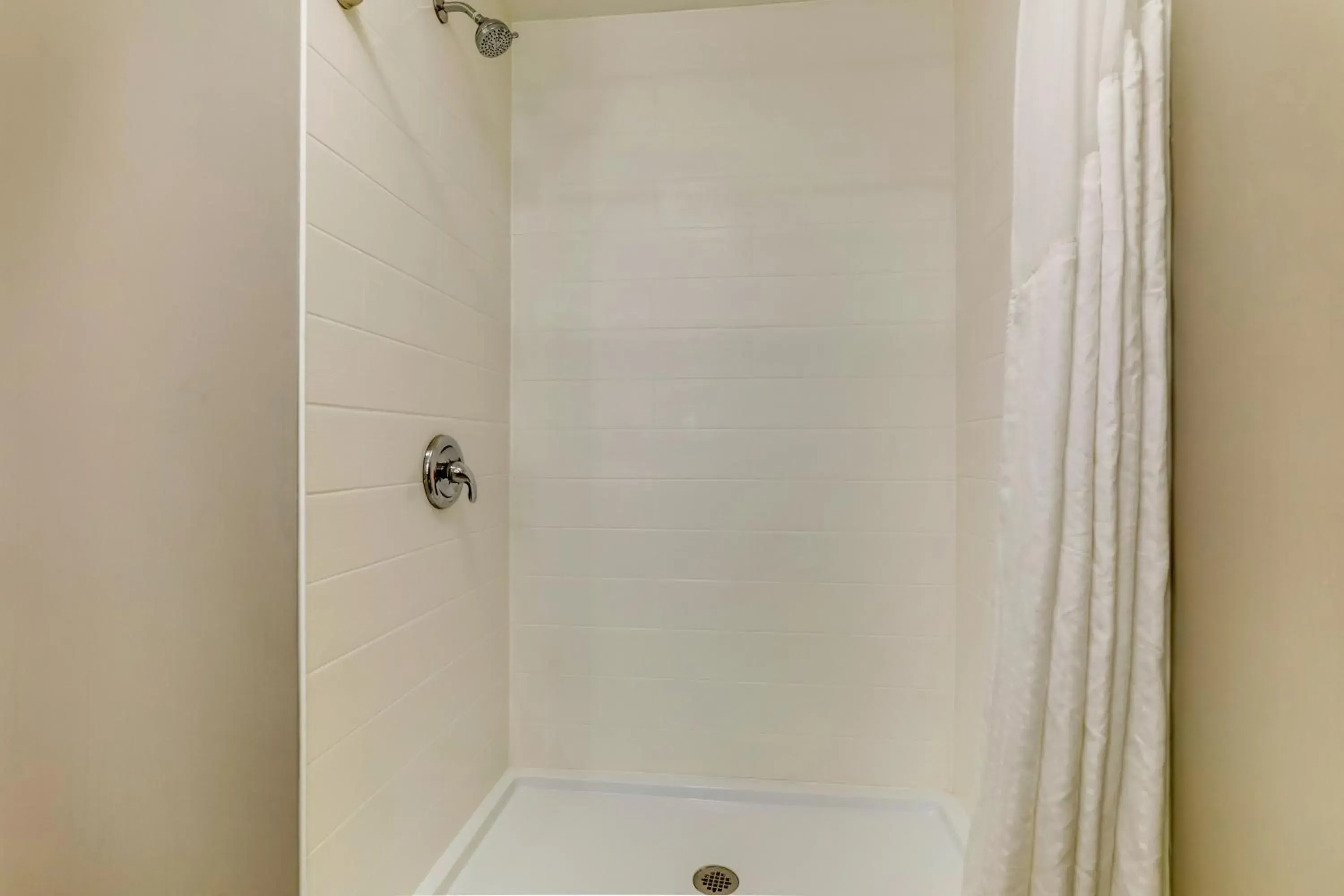 Standard Queen Room with Two Queen Beds and Mobility Accessible Tub in Holiday Inn Express Hotel & Suites Bryan-Montpelier by IHG Standard Queen Room with Two Queen Beds and Mobility Accessible Tub in Holiday Inn Express Hotel & Suites Bryan-Montpelier by IHG