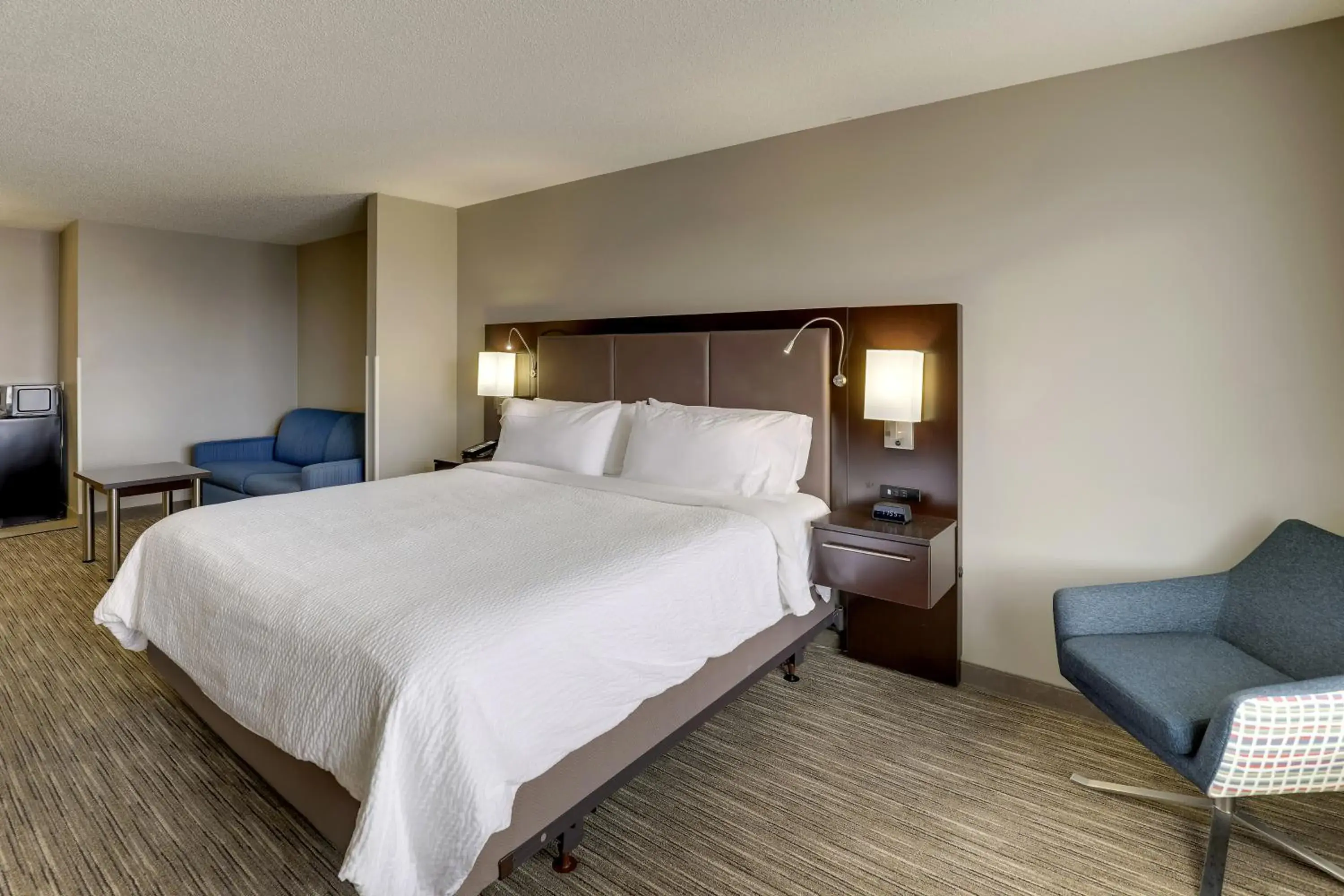 King Suite with Disability Access and Bathtub - Non Smoking in Holiday Inn Express Hotel & Suites Bryan-Montpelier by IHG King Suite with Disability Access and Bathtub - Non Smoking in Holiday Inn Express Hotel & Suites Bryan-Montpelier by IHG