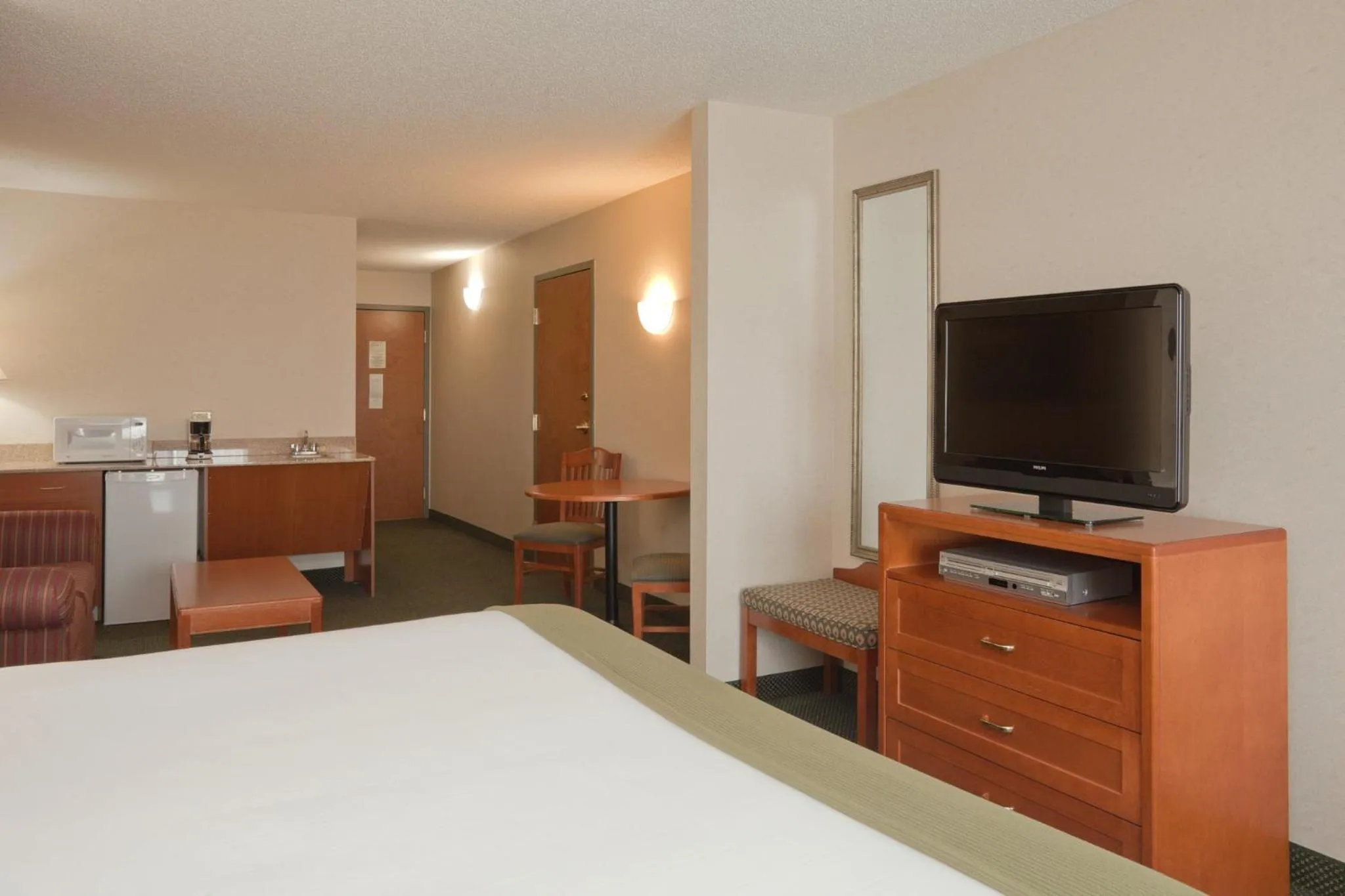 Photo of the whole room, Bed in Holiday Inn Express Hotel & Suites Bryan-Montpelier by IHG