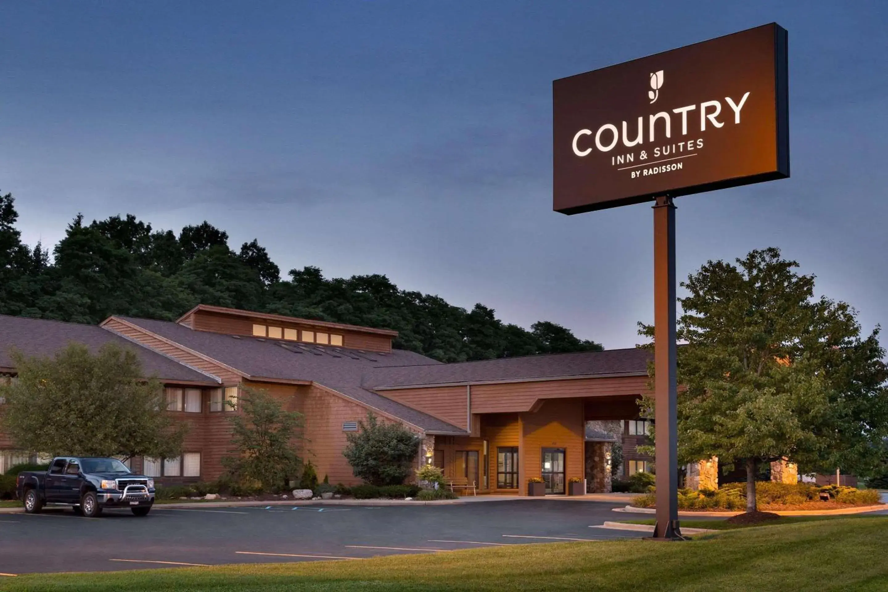 Property building in Country Inn & Suites by Radisson, Mishawaka, IN Property building in Country Inn & Suites by Radisson, Mishawaka, IN