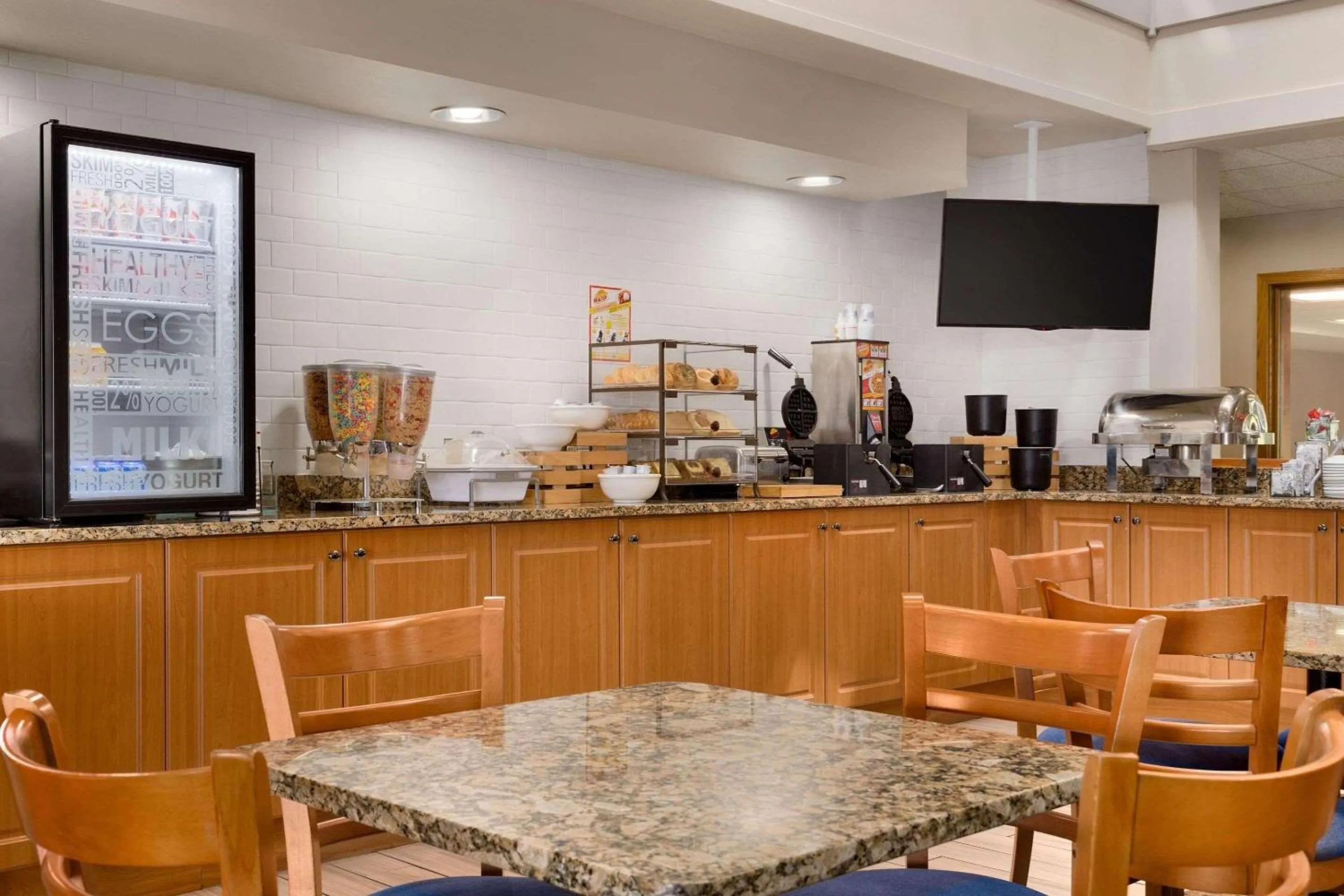 Breakfast in Country Inn & Suites by Radisson, Mishawaka, IN