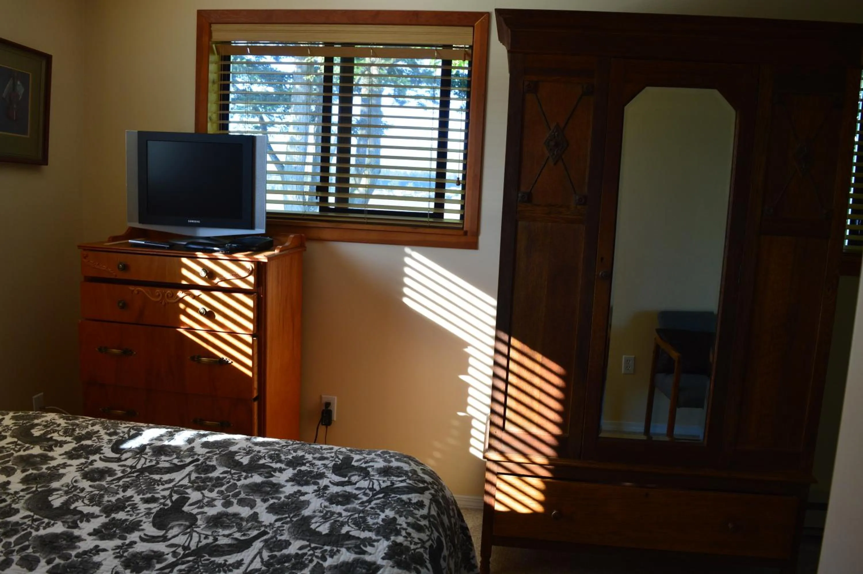 TV and multimedia, Bed in Estuary House Reflexology B&B
