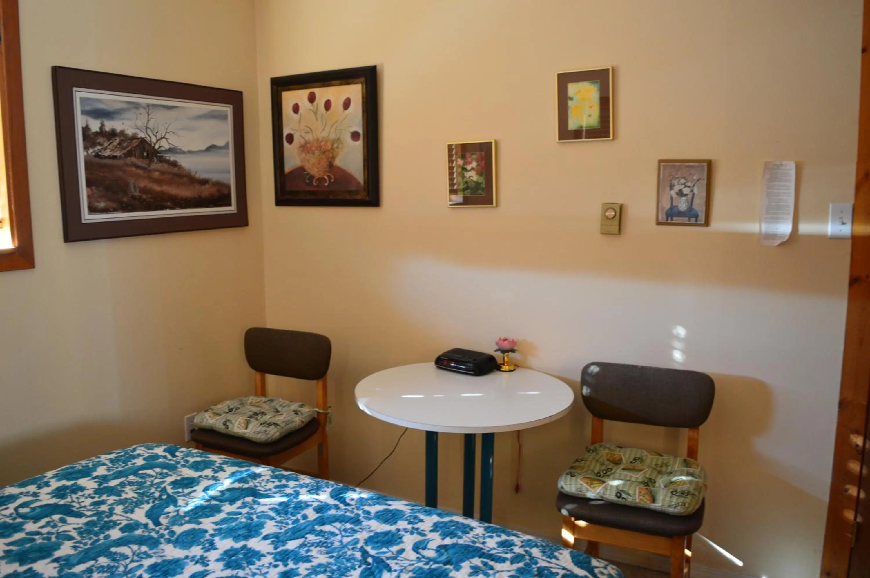 Seating area, Bed in Estuary House Reflexology B&B