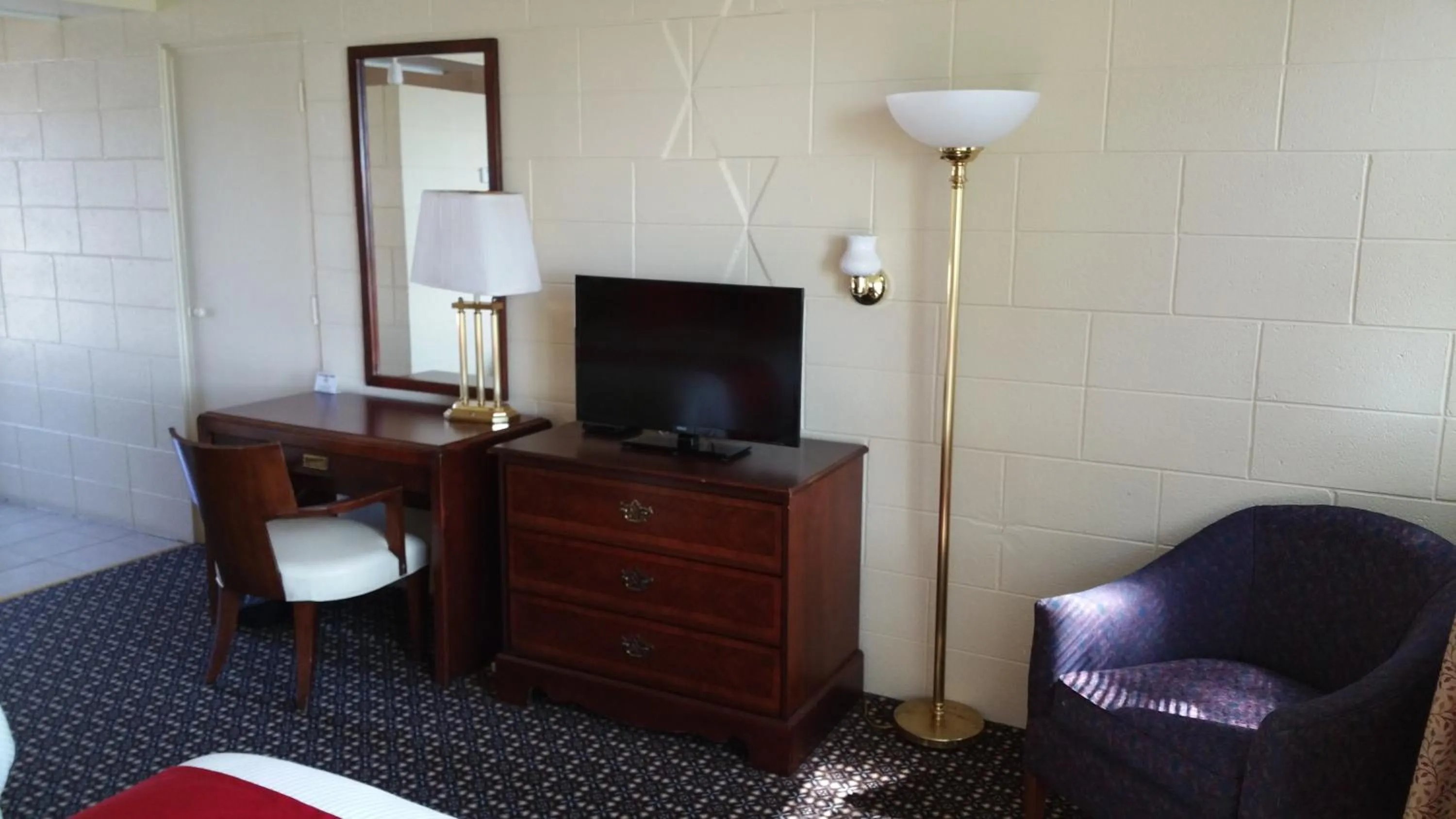 Communal lounge/ TV room, Bed in Riverview Motel