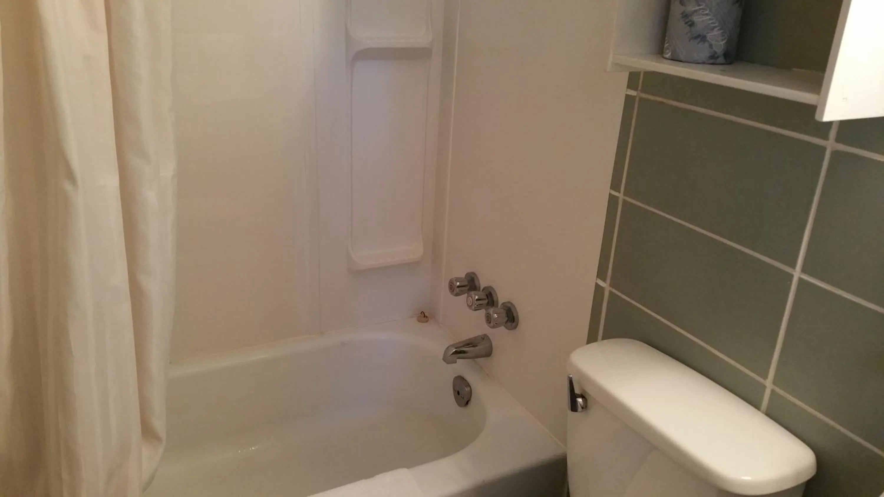 Hot Tub in Riverview Motel