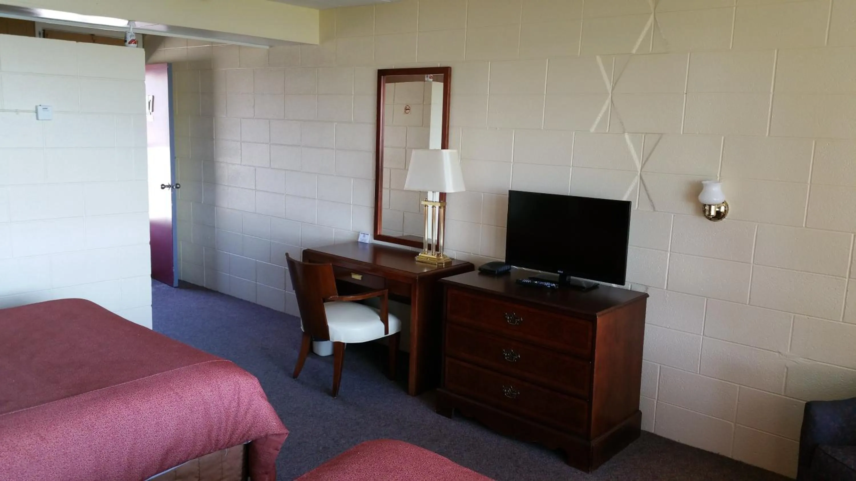 Living room, Bed in Riverview Motel